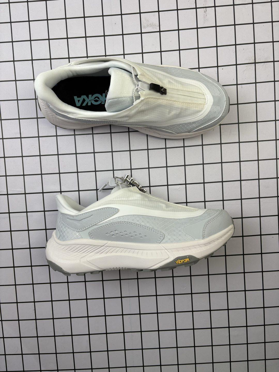 💰150
【新品🔥公司级】HOKA ONE ONE PROJECT TRANSPORT 舒适 防滑耐磨 低帮 生活休闲鞋 男女同款 这双鞋也是HOKA提倡环保主义的一双鞋款,中底和外底都使用了部分天然的原材料,环保理念值得点赞!Project 作为Hoka Transport的特别版本,与Transport共用相同的中底配置,鞋面的有所改变。鞋面采用了防撕裂的鞋面,精致肌理感提花,轻盈透气。鞋头和跟后处加有醒目反光条,夜行增加警示作用户外夜间穿着也更安全可靠。鞋子采用了快速鞋带扣,拉链设计造型百搭,穿脱更加方便。超轻泡棉中底,用30%甘蔗纤维为原材料,轻盈提供持久的缓冲。嵌入式鞋床,采用类似赛车座椅的桶式结构,基于不同跑步爱好者的特点进行微调,将双足固定于中底之上。外底采用了 VIBRAM ECOSTEP NATURAL 橡胶沿袭一贯的品质、抓地力和性能高标准橡胶采用90%以上的天然成分,100%的天然色素均源自植物和生物农副产品生产工艺过程未使用溶剂或化学品更环保。#hoka户外鞋 #hoka #潮流户外鞋 #宝藏户外鞋子分享。
尺码: 36-45含半码
编码:768