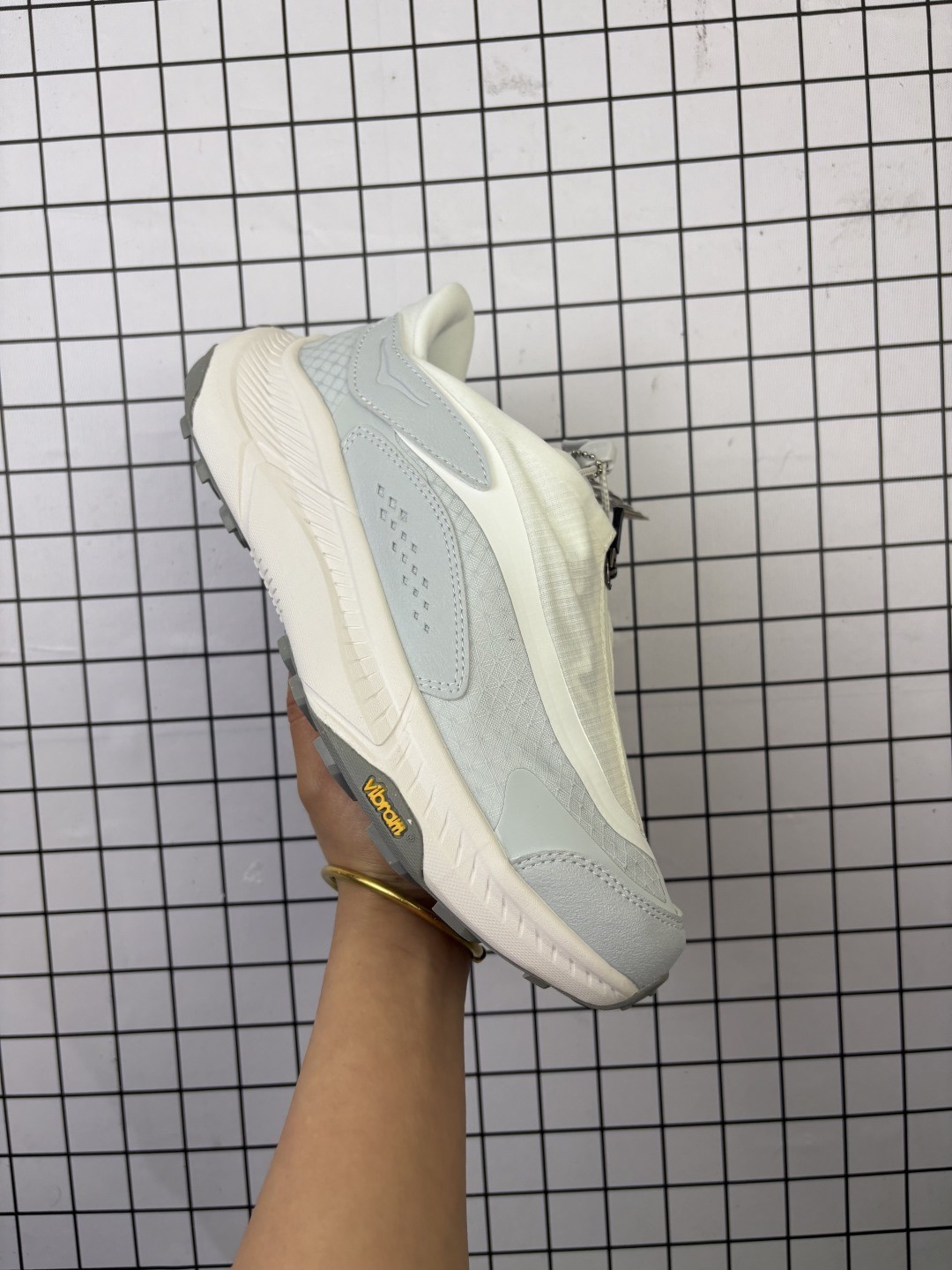 💰150
【新品🔥公司级】HOKA ONE ONE PROJECT TRANSPORT 舒适 防滑耐磨 低帮 生活休闲鞋 男女同款 这双鞋也是HOKA提倡环保主义的一双鞋款,中底和外底都使用了部分天然的原材料,环保理念值得点赞!Project 作为Hoka Transport的特别版本,与Transport共用相同的中底配置,鞋面的有所改变。鞋面采用了防撕裂的鞋面,精致肌理感提花,轻盈透气。鞋头和跟后处加有醒目反光条,夜行增加警示作用户外夜间穿着也更安全可靠。鞋子采用了快速鞋带扣,拉链设计造型百搭,穿脱更加方便。超轻泡棉中底,用30%甘蔗纤维为原材料,轻盈提供持久的缓冲。嵌入式鞋床,采用类似赛车座椅的桶式结构,基于不同跑步爱好者的特点进行微调,将双足固定于中底之上。外底采用了 VIBRAM ECOSTEP NATURAL 橡胶沿袭一贯的品质、抓地力和性能高标准橡胶采用90%以上的天然成分,100%的天然色素均源自植物和生物农副产品生产工艺过程未使用溶剂或化学品更环保。#hoka户外鞋 #hoka #潮流户外鞋 #宝藏户外鞋子分享。
尺码: 36-45含半码
编码:768