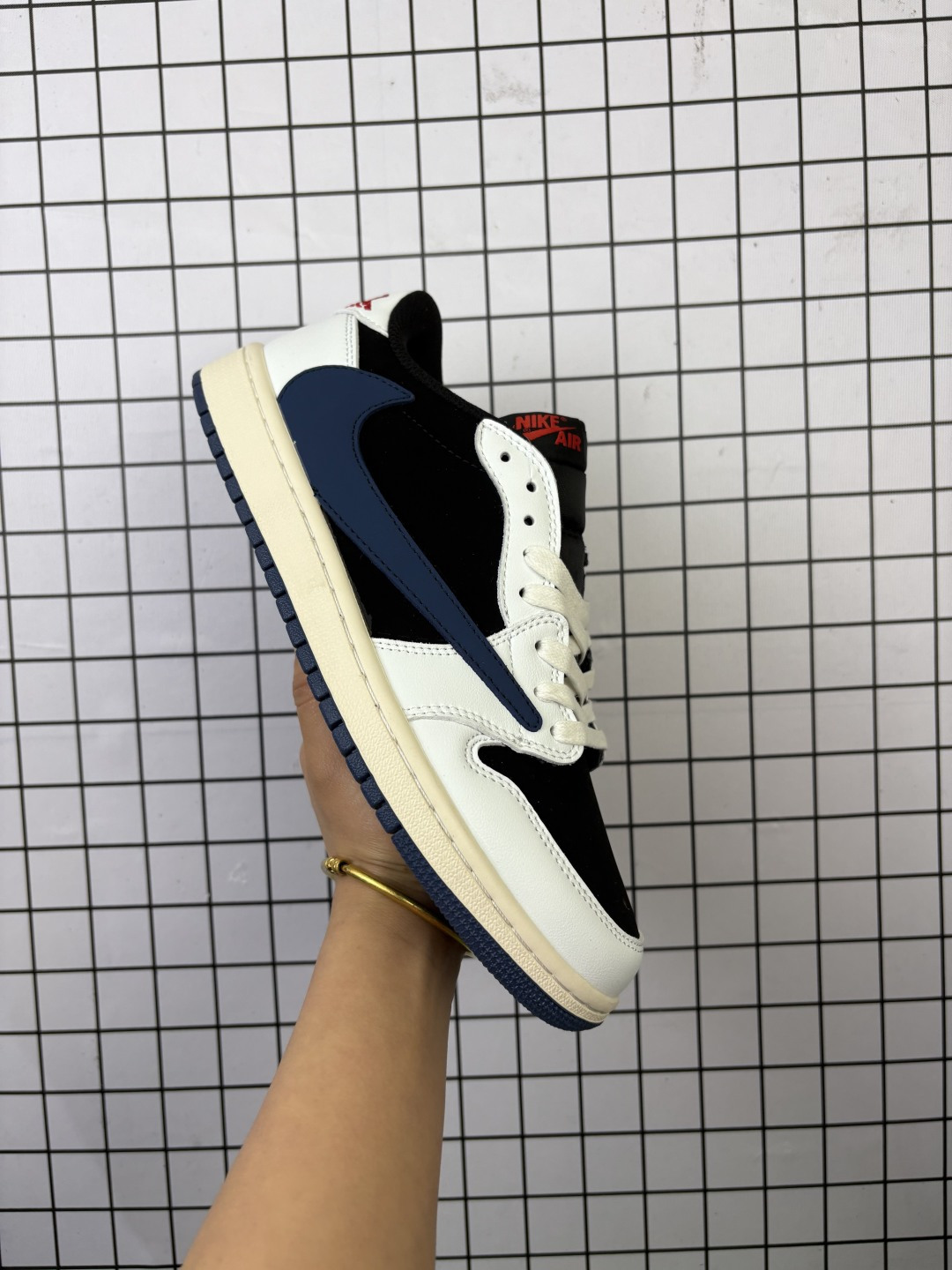 💰160 耐克/Nike Air Jordan 1 Low OG SP"Military Blue"AJ1乔1 倒勾 低帮篮球鞋 AJ1 乔丹1代 aj1 乔1 反向脚趾复古运动鞋。潮鞋推荐好看不贵我家鞋子质量超好爆款 乔丹代经典低帮化文百搭休闲动运篮球鞋“TS藤浩原联名闪电倒钩”采用软纳质帕头层皮革面鞋材质,中注底胶孔及缜密中拉底帮工艺,内置垫气及耐磨橡胶大底。亮点之处在于鞋侧的倒置 Swoosh。错版灵感来源于洛杉矶球鞋店铺收到一双特别的错版勾子倒过来,研发出反向勾的设计。 货号:DM7866 713 编码757 Size:36~46