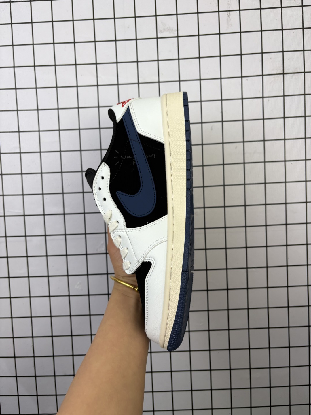 💰160 耐克/Nike Air Jordan 1 Low OG SP"Military Blue"AJ1乔1 倒勾 低帮篮球鞋 AJ1 乔丹1代 aj1 乔1 反向脚趾复古运动鞋。潮鞋推荐好看不贵我家鞋子质量超好爆款 乔丹代经典低帮化文百搭休闲动运篮球鞋“TS藤浩原联名闪电倒钩”采用软纳质帕头层皮革面鞋材质,中注底胶孔及缜密中拉底帮工艺,内置垫气及耐磨橡胶大底。亮点之处在于鞋侧的倒置 Swoosh。错版灵感来源于洛杉矶球鞋店铺收到一双特别的错版勾子倒过来,研发出反向勾的设计。 货号:DM7866 713 编码757 Size:36~46