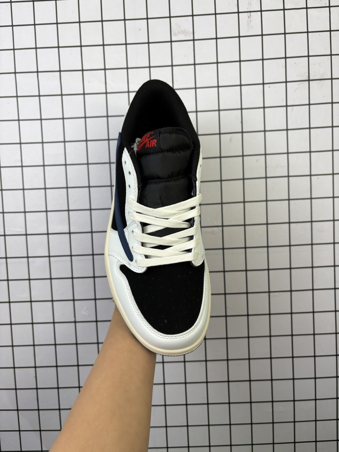 💰160 耐克/Nike Air Jordan 1 Low OG SP"Military Blue"AJ1乔1 倒勾 低帮篮球鞋 AJ1 乔丹1代 aj1 乔1 反向脚趾复古运动鞋。潮鞋推荐好看不贵我家鞋子质量超好爆款 乔丹代经典低帮化文百搭休闲动运篮球鞋“TS藤浩原联名闪电倒钩”采用软纳质帕头层皮革面鞋材质,中注底胶孔及缜密中拉底帮工艺,内置垫气及耐磨橡胶大底。亮点之处在于鞋侧的倒置 Swoosh。错版灵感来源于洛杉矶球鞋店铺收到一双特别的错版勾子倒过来,研发出反向勾的设计。 货号:DM7866 713 编码757 Size:36~46