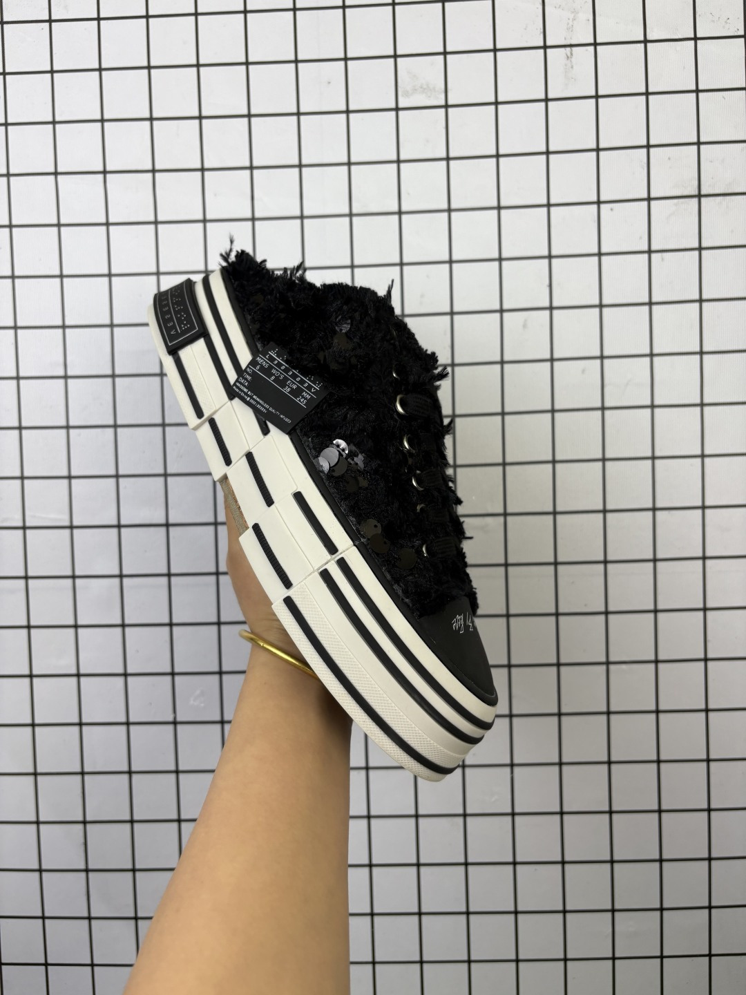 💰180
【公司级】吴建豪个人新锐品牌xVESSEL G.O.P Mule Slip On 重工解构厚底软木运动鞋 百搭乞丐风增高帆布面板鞋休闲男女鞋，古法手工艺与皮鞋工艺完美结合制造 世界上第一双软木酥化鞋 时尚厚底增高运动鞋。

类型：女鞋
尺码:   35-40
编码: 698