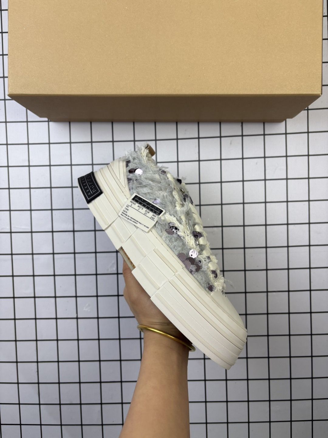 🈴💰180
【公司级】吴建豪个人新锐品牌xVESSEL G.O.P Mule Slip On 重工解构厚底软木运动鞋 百搭乞丐风增高帆布面板鞋休闲男女鞋，古法手工艺与皮鞋工艺完美结合制造 世界上第一双软木酥化鞋 时尚厚底增高运动鞋。

类型：女鞋
尺码:   35-40
编码: 698