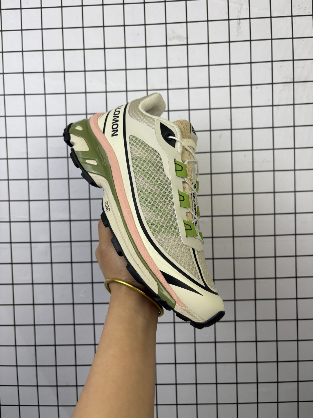 🈴💰180
【公司级】萨洛蒙（Salomon）男女款 城市轻户外防水透气舒适耐磨休闲穿搭运动鞋 透气潮流穿搭日常休闲老爹鞋 XT-6 EXPANSE 萨洛蒙的户外休闲运动鞋以舒适性著称。鞋垫采用高回弹材料，能够有效缓解足部压力，长时间穿着也不会感到疲劳。鞋面设计贴合脚型，提供良好的包裹感，同时透气性极佳，适合长时间户外活动。鞋底采用Contagrip技术，这是一种专为复杂地形设计的橡胶外底，具有出色的耐磨性和抓地力。无论是湿滑的岩石、松软的泥土还是坚硬的石板路，都能提供稳定的支撑。萨洛蒙的鞋款注重轻量化设计，采用先进的材料和结构优化技术，减轻鞋身重量，同时保持足够的支撑性和耐用性。这使得萨洛蒙的鞋子非常适合长距离徒步或越野跑。萨洛蒙的户外休闲运动鞋不仅功能强大，外观设计也非常时尚。简约的线条、丰富的配色以及品牌标志性的设计语言，使其成为日常穿搭的理想选择。

尺码:  36-45
编码: 698