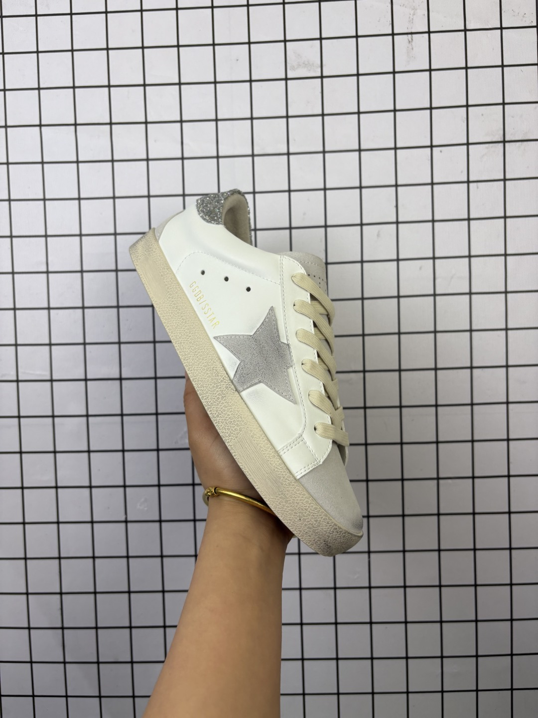 💰130
【公司级】Golden Goose Deluxe Brand SStar来自意大利GGDB脏出天际的小脏鞋 潮复古板鞋,宋仲基欧巴各种剧照上脚~日常上脚~纯正的意大利全进口小羊皮纯手工做旧处理 内里鞋垫全部都是小羊皮包裹 绝佳的上脚体验各种形态均可轻松驾驭360度无死角轻松驾驭。GGDB小脏鞋,秋冬新款 这是一双复古做旧风格的小脏鞋,Golden Goose#GGDB#手工打造、每一双都是独一无二的与众不同,潮圈、明星、达人、网红纷纷爱上,百搭上脚效果特好。
尺码: 35-44
编码698