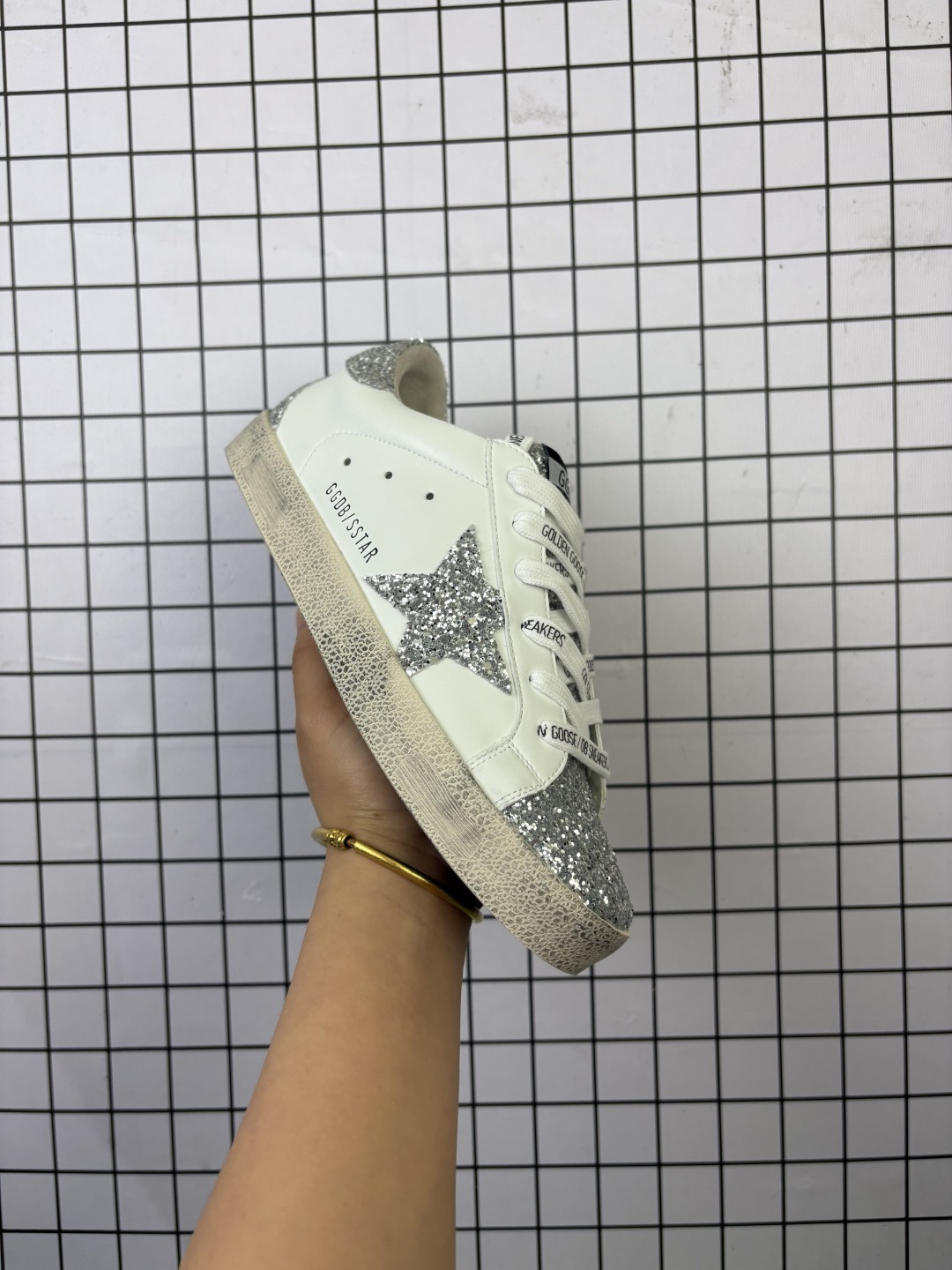 💰130
【公司级】Golden Goose Deluxe Brand SStar来自意大利GGDB脏出天际的小脏鞋 潮复古板鞋,宋仲基欧巴各种剧照上脚~日常上脚~纯正的意大利全进口小羊皮纯手工做旧处理 内里鞋垫全部都是小羊皮包裹 绝佳的上脚体验各种形态均可轻松驾驭360度无死角轻松驾驭。GGDB小脏鞋,秋冬新款 这是一双复古做旧风格的小脏鞋,Golden Goose#GGDB#手工打造、每一双都是独一无二的与众不同,潮圈、明星、达人、网红纷纷爱上,百搭上脚效果特好。
尺码: 35-39
编码698
