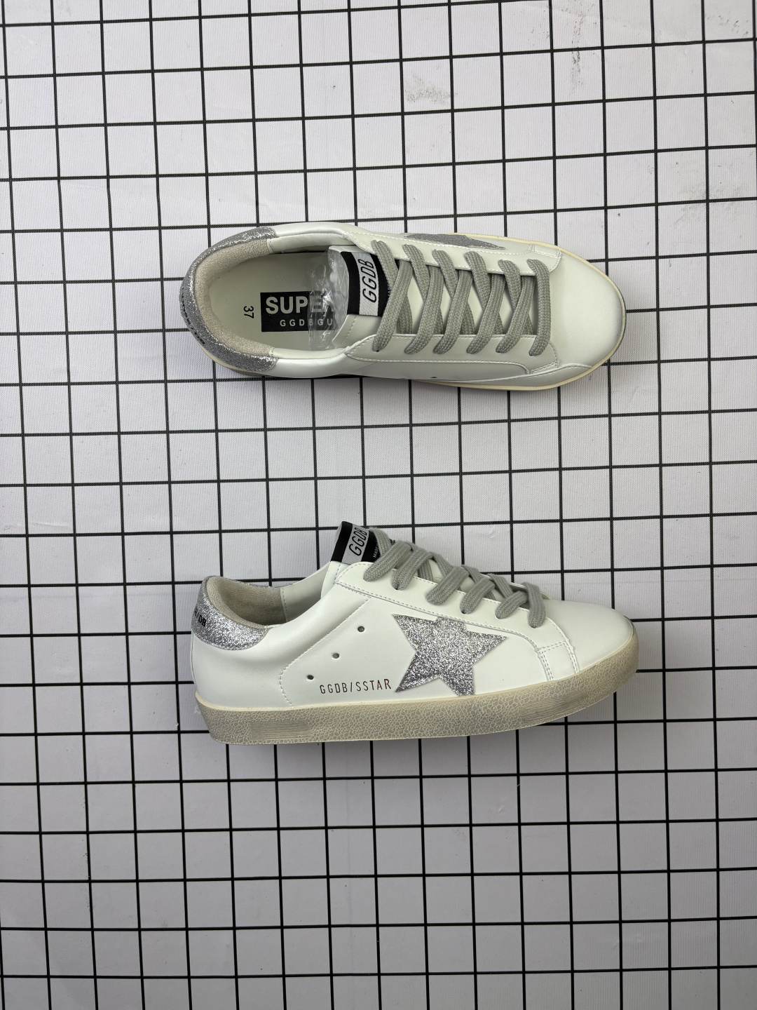💰130
【公司级】Golden Goose Deluxe Brand SStar来自意大利GGDB脏出天际的小脏鞋 潮复古板鞋,宋仲基欧巴各种剧照上脚~日常上脚~纯正的意大利全进口小羊皮纯手工做旧处理 内里鞋垫全部都是小羊皮包裹 绝佳的上脚体验各种形态均可轻松驾驭360度无死角轻松驾驭。GGDB小脏鞋,秋冬新款 这是一双复古做旧风格的小脏鞋,Golden Goose#GGDB#手工打造、每一双都是独一无二的与众不同,潮圈、明星、达人、网红纷纷爱上,百搭上脚效果特好。
尺码: 35-39
编码698