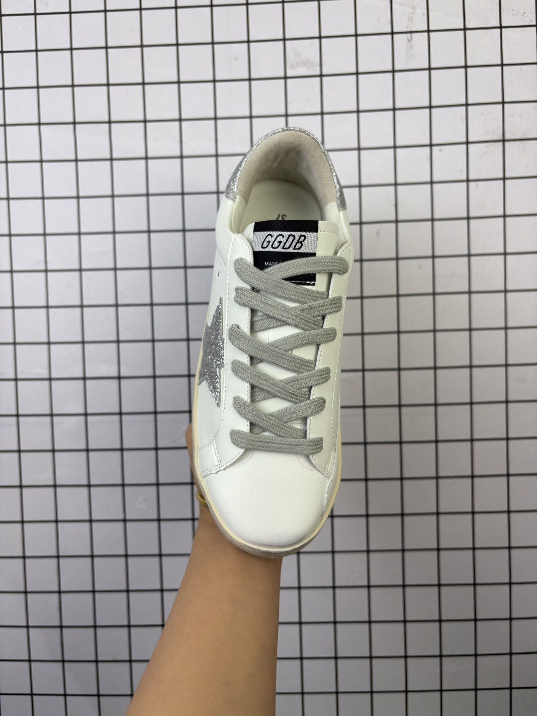 💰130
【公司级】Golden Goose Deluxe Brand SStar来自意大利GGDB脏出天际的小脏鞋 潮复古板鞋,宋仲基欧巴各种剧照上脚~日常上脚~纯正的意大利全进口小羊皮纯手工做旧处理 内里鞋垫全部都是小羊皮包裹 绝佳的上脚体验各种形态均可轻松驾驭360度无死角轻松驾驭。GGDB小脏鞋,秋冬新款 这是一双复古做旧风格的小脏鞋,Golden Goose#GGDB#手工打造、每一双都是独一无二的与众不同,潮圈、明星、达人、网红纷纷爱上,百搭上脚效果特好。
尺码: 35-39
编码698