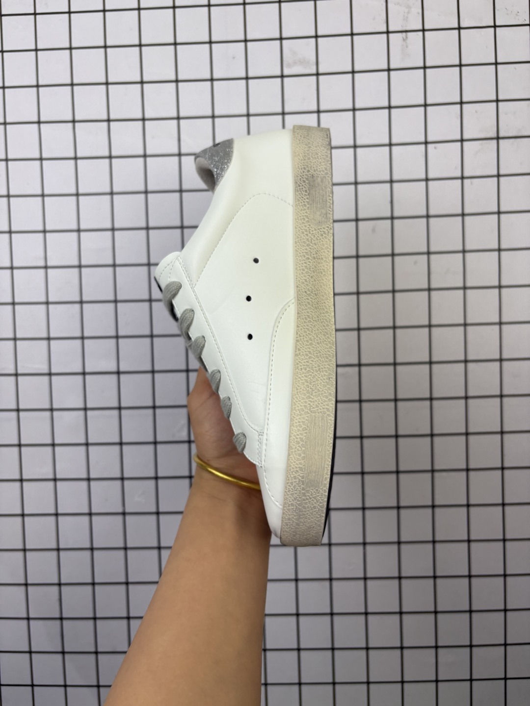 💰130
【公司级】Golden Goose Deluxe Brand SStar来自意大利GGDB脏出天际的小脏鞋 潮复古板鞋,宋仲基欧巴各种剧照上脚~日常上脚~纯正的意大利全进口小羊皮纯手工做旧处理 内里鞋垫全部都是小羊皮包裹 绝佳的上脚体验各种形态均可轻松驾驭360度无死角轻松驾驭。GGDB小脏鞋,秋冬新款 这是一双复古做旧风格的小脏鞋,Golden Goose#GGDB#手工打造、每一双都是独一无二的与众不同,潮圈、明星、达人、网红纷纷爱上,百搭上脚效果特好。
尺码: 35-39
编码698