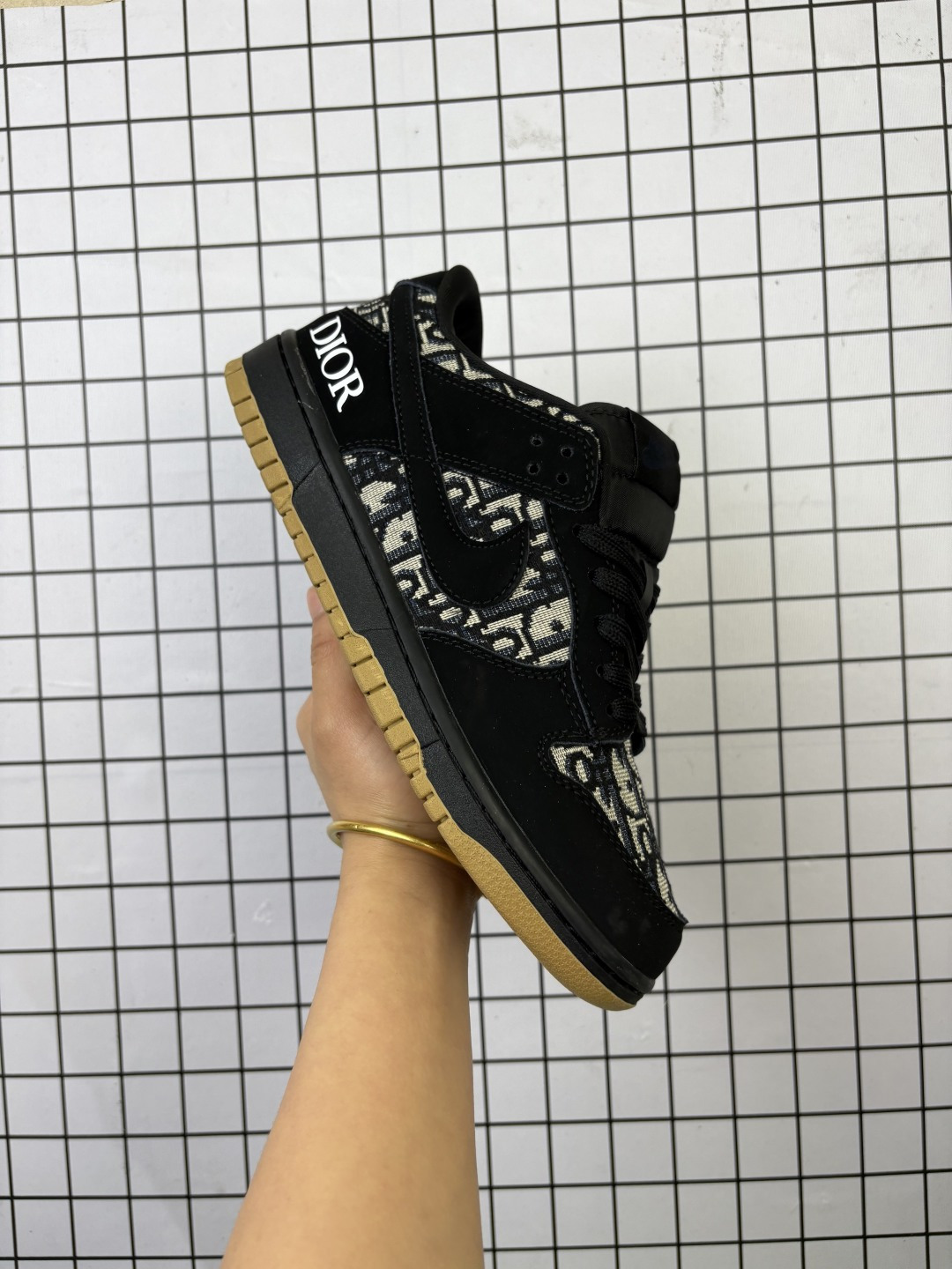 💰110
耐克 Nike Sb Dunk Low Pro 男女同款运动鞋复古板鞋,尽情迈步,彰显个性风采。采用柔软皮革鞋面,经久耐穿,塑就如元年款 Dunk 般的复古质感。鞋头透气孔,搭配鞋口和鞋舌形状,忠实沿袭元年款经典外观。全掌型橡胶外底,造就非凡抓地力。Dunk 起初专为篮球运动打造,于 80 年代末成为滑板界新宠,现已跃升成为街头时尚标杆。加垫低帮鞋口结合耐穿外底,助你自信舞动。
货号:DS6608
码数:36 36.5 37.5 38 38.5 39 40 40.5 41 42 42.5 43 44 45
编码103