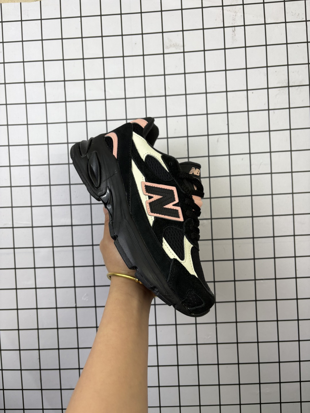 💰160
【公司级】新百伦 New Balance2010英产做旧鞋款纯色绒运动鞋 厚底增高老爹鞋。此复刻经典鞋款，加入当下大热的户外元素，以曾经篮球鞋款型式样加以打造鞋款造型。编织鞋带以及加强稳固鞋底都提供机能支持，材质上使用绒皮呈现更显质感。

货号:  U2010DCN
尺码：36-45含半码
编码：689