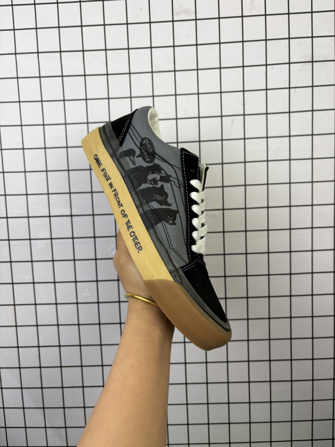 💰130 
HIRONO x 万斯Vans UA Style 36Va 
泡泡玛特小野联名
Style 36 鞋面是以裂纹皮革与帆布制成鞋头与后跟以灰黑色的裂纹皮革打造 鞋身两侧以 Vans最经典的棋盘格图案示人并且在这些格子中我们还能发现Hirono的身影 鞋身两侧的侧边条纹在传统的皮革上还加入了Z字型刺绣 提升细节
货号：VN000CDEN43
 Size:35～44
编码648