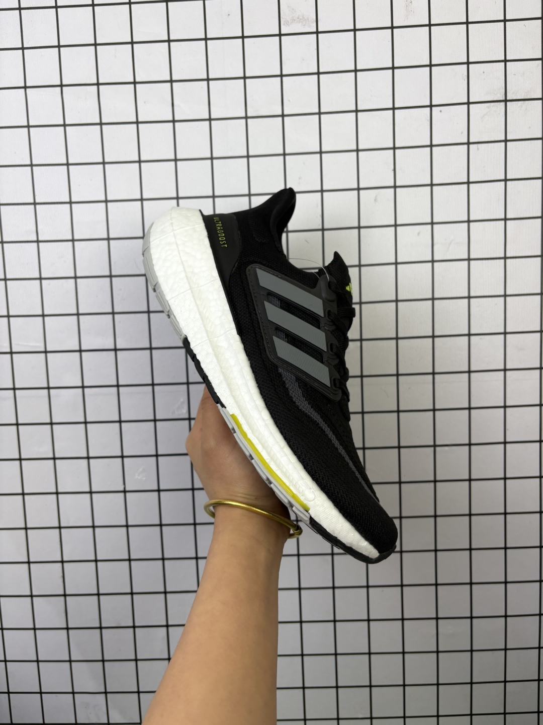 💰110
Adidas/阿迪达斯 男女鞋真标真爆材质，全新Primeknit纹路编织鞋面材质，全掌Boost爆米花超轻新科技中底,外置耐磨防滑底片❗️“飘飘跑”轻弹来袭！阿迪达斯Adidas Pure Boost 2023 Light"Black/Grey/Volt"23版轻弹UB系列低帮袜套式针织透气缓震休闲运动慢跑鞋 HQ6339

类型：男女鞋
码数：36 36.5 37 38 38.5 39 40 40.5 41 42 42.5 43 44 45
编码：699