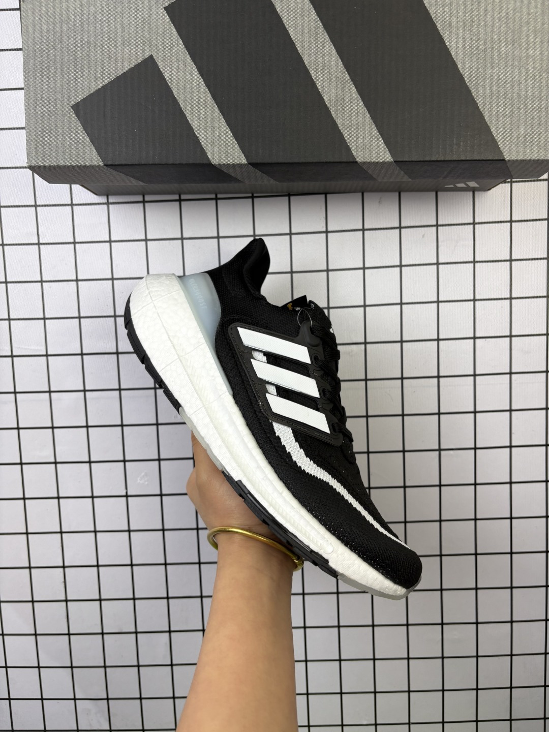 🈴💰110
Adidas/阿迪达斯 男女鞋真标真爆材质,全新Primeknit纹路编织鞋面材质,全掌Boost爆米花超轻新科技中底,外置耐磨防滑底片❗️“飘飘跑”轻弹来袭!阿迪达斯Adidas Pure Boost 2023 Light"Black/Grey/Volt"23版轻弹UB系列低帮袜套式针织透气缓震休闲运动慢跑鞋 HQ6339
类型:男女鞋
码数:36 36.5 37 38 38.5 39 40 40.5 41 42 42.5 43 44 45
编码:699