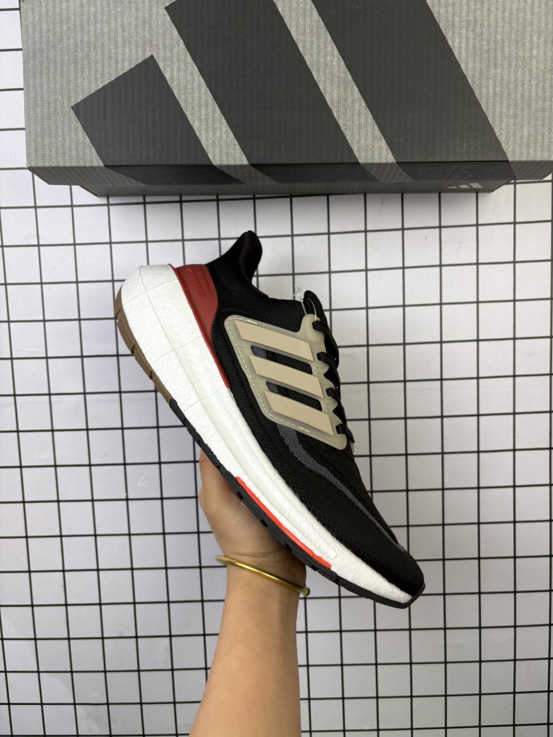 🈴💰110
Adidas/阿迪达斯 男女鞋真标真爆材质，全新Primeknit纹路编织鞋面材质，全掌Boost爆米花超轻新科技中底,外置耐磨防滑底片❗️“飘飘跑”轻弹来袭！阿迪达斯Adidas Pure Boost 2023 Light"Black/Grey/Volt"23版轻弹UB系列低帮袜套式针织透气缓震休闲运动慢跑鞋 HQ6339

类型：男女鞋
码数：36 36.5 37 38 38.5 39 40 40.5 41 42 42.5 43 44 45
编码：699