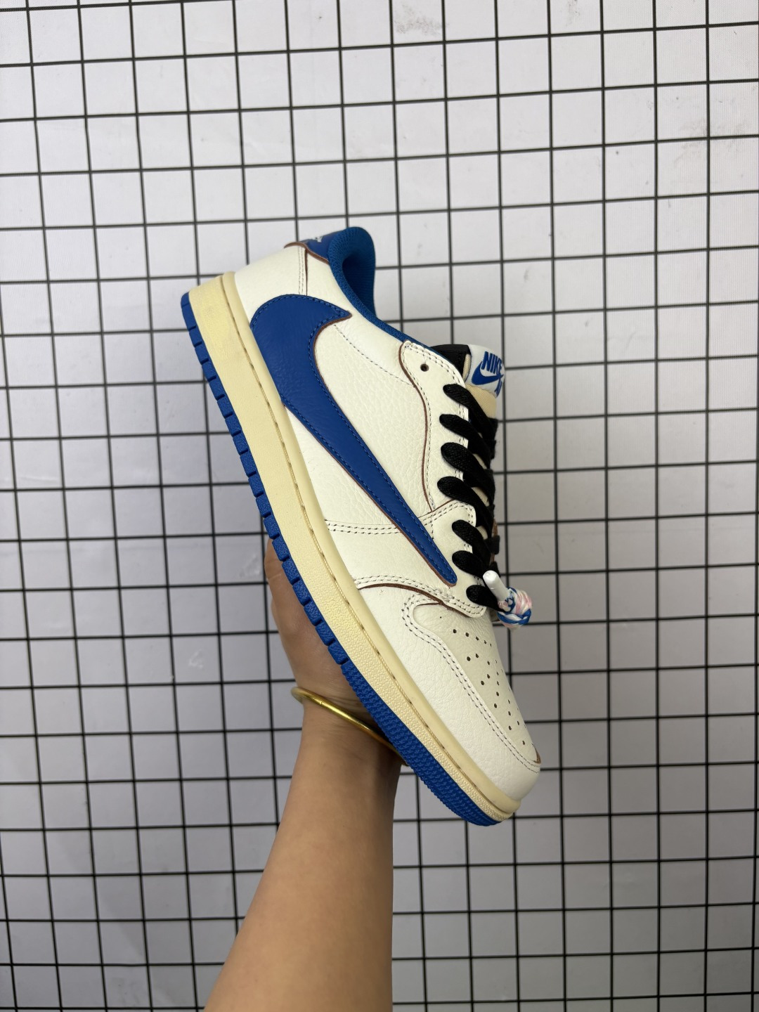 💰240
【全头层皮 公司级 真标】耐克/Nike Air Jordan 1 Low OG SP"Military Blue"AJ1乔1倒勾 2025年新款 低帮篮球鞋 AJ1 乔丹1代 aj1 乔1 反向脚趾复古运动鞋。潮鞋推荐好看不贵 我家鞋子质量超好 爆款 乔丹代经典低帮化文百搭休闲动运篮球鞋“TS藤浩原联名闪电倒钩”采用软纳质帕头层皮革面鞋材质,中注底胶孔及缜密中拉底帮工艺,内置垫气及耐磨橡胶大底。亮点之处在于鞋侧的倒置 Swoosh。错版灵感来源于洛杉矶球鞋店铺收到一双特别的错版勾子倒过来,研发出反向勾的设计。
货号:DM7866
码数:36-47含半码
编码:788
