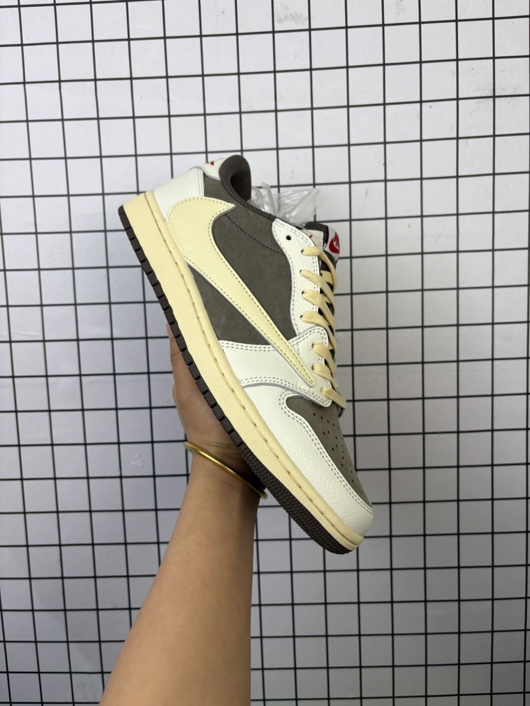 💰240
【全头层皮 公司级 真标】耐克/Nike Air Jordan 1 Low OG SP"Military Blue"AJ1乔1倒勾 2025年新款 低帮篮球鞋 AJ1 乔丹1代 aj1 乔1 反向脚趾复古运动鞋。潮鞋推荐好看不贵 我家鞋子质量超好 爆款 乔丹代经典低帮化文百搭休闲动运篮球鞋“TS藤浩原联名闪电倒钩”采用软纳质帕头层皮革面鞋材质,中注底胶孔及缜密中拉底帮工艺,内置垫气及耐磨橡胶大底。亮点之处在于鞋侧的倒置 Swoosh。错版灵感来源于洛杉矶球鞋店铺收到一双特别的错版勾子倒过来,研发出反向勾的设计。
货号:DM7866
码数:36-47含半码
编码:788