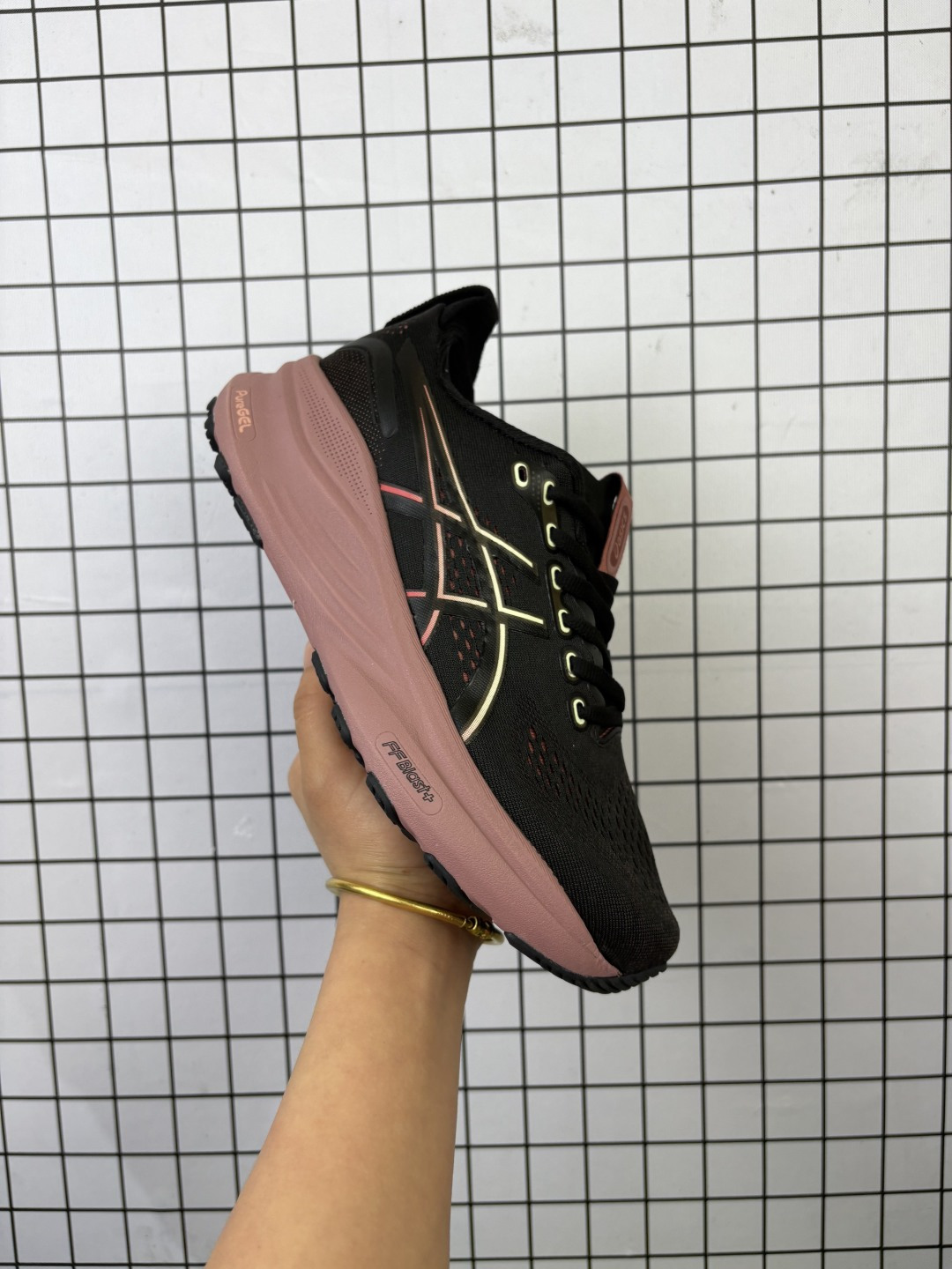 💰120
ASICS亚瑟士顶级稳定支撑运动跑鞋 厚底增高缓震老爹鞋ASICS Gel-Kayano 32 休闲运动鞋透气休闲鞋减震轻质跑步鞋GEL-KAYANO 32 是 ASICS 推出的一款旗舰款跑鞋,旨在通过优化中底设计和升级鞋面结构,显著提升穿着舒适度与支撑性能,让跑者享受流畅自如的奔跑体验。GEL-KAYANO 32延续了该系列产品标志性的自适应稳定系统和卓越的舒适脚感。其主要技术特点包括:4D引导系统:通过广泛的研究和测试开发,能够配合跑者身体运动幅度,有效引导足部形成更高效率的步态循环,即使在复杂路况下也能提供强大的舒适度和稳定性。升级版FF BLAST PLUS缓震材料:兼具轻量性与高能反馈,提供柔软触感的同时确保充沛的回弹动能。PureGEL缓震胶:提供优异的减震效果,确保步态转换流畅自然。工程网眼鞋面与加固处理的鞋舌结构:自适应不同跑者的足弓曲线形态,增强内侧中足部位的支撑性。HYBRID ASICSGRIP大底:提供卓越的抓地力与关键区域的耐磨性。
货号: 1011C052
尺码:36-40
编码688