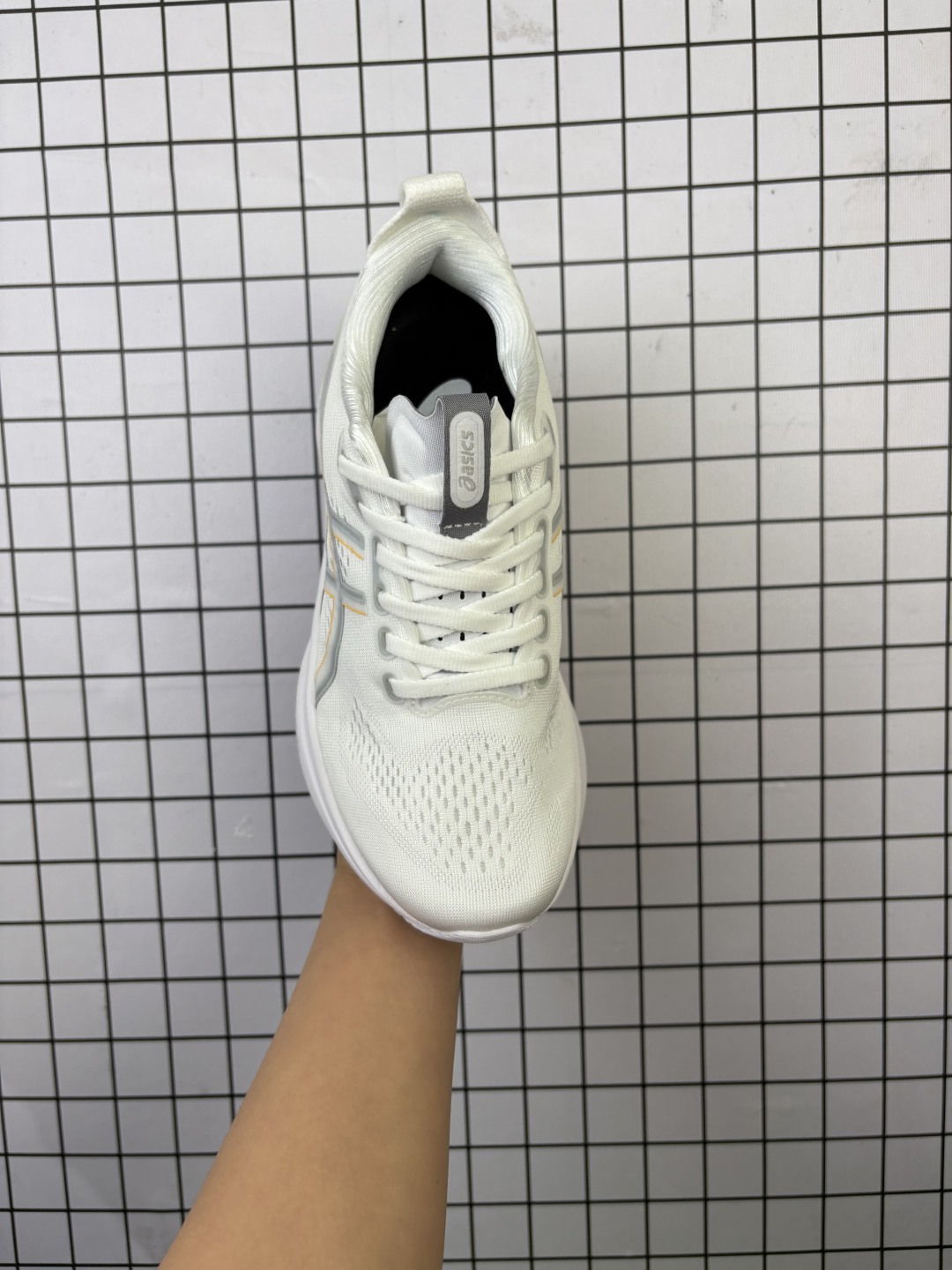 💰120
ASICS亚瑟士顶级稳定支撑运动跑鞋 厚底增高缓震老爹鞋ASICS Gel-Kayano 32 休闲运动鞋透气休闲鞋减震轻质跑步鞋GEL-KAYANO 32 是 ASICS 推出的一款旗舰款跑鞋,旨在通过优化中底设计和升级鞋面结构,显著提升穿着舒适度与支撑性能,让跑者享受流畅自如的奔跑体验。GEL-KAYANO 32延续了该系列产品标志性的自适应稳定系统和卓越的舒适脚感。其主要技术特点包括:4D引导系统:通过广泛的研究和测试开发,能够配合跑者身体运动幅度,有效引导足部形成更高效率的步态循环,即使在复杂路况下也能提供强大的舒适度和稳定性。升级版FF BLAST PLUS缓震材料:兼具轻量性与高能反馈,提供柔软触感的同时确保充沛的回弹动能。PureGEL缓震胶:提供优异的减震效果,确保步态转换流畅自然。工程网眼鞋面与加固处理的鞋舌结构:自适应不同跑者的足弓曲线形态,增强内侧中足部位的支撑性。HYBRID ASICSGRIP大底:提供卓越的抓地力与关键区域的耐磨性。
货号: 1011C052
尺码:36-40
编码688