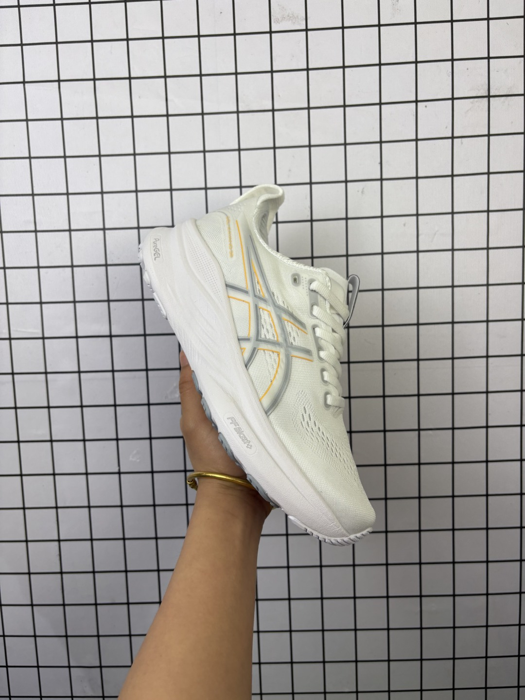 💰120
ASICS亚瑟士顶级稳定支撑运动跑鞋 厚底增高缓震老爹鞋ASICS Gel-Kayano 32 休闲运动鞋透气休闲鞋减震轻质跑步鞋GEL-KAYANO 32 是 ASICS 推出的一款旗舰款跑鞋,旨在通过优化中底设计和升级鞋面结构,显著提升穿着舒适度与支撑性能,让跑者享受流畅自如的奔跑体验。GEL-KAYANO 32延续了该系列产品标志性的自适应稳定系统和卓越的舒适脚感。其主要技术特点包括:4D引导系统:通过广泛的研究和测试开发,能够配合跑者身体运动幅度,有效引导足部形成更高效率的步态循环,即使在复杂路况下也能提供强大的舒适度和稳定性。升级版FF BLAST PLUS缓震材料:兼具轻量性与高能反馈,提供柔软触感的同时确保充沛的回弹动能。PureGEL缓震胶:提供优异的减震效果,确保步态转换流畅自然。工程网眼鞋面与加固处理的鞋舌结构:自适应不同跑者的足弓曲线形态,增强内侧中足部位的支撑性。HYBRID ASICSGRIP大底:提供卓越的抓地力与关键区域的耐磨性。
货号: 1011C052
尺码:36-40
编码688