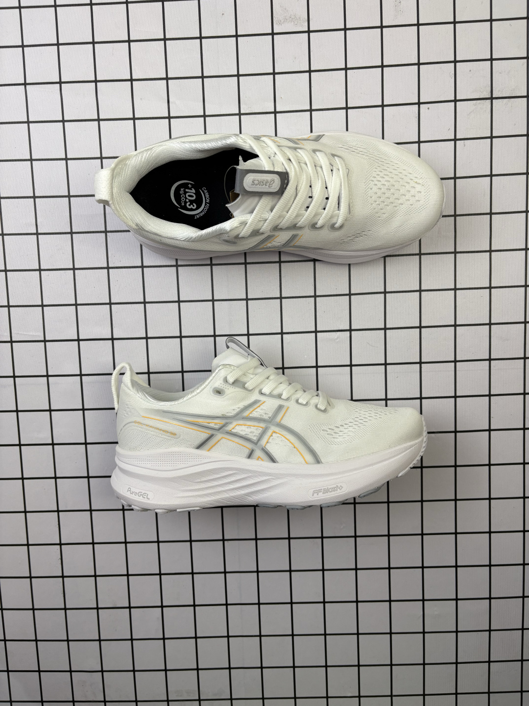 💰120
ASICS亚瑟士顶级稳定支撑运动跑鞋 厚底增高缓震老爹鞋ASICS Gel-Kayano 32 休闲运动鞋透气休闲鞋减震轻质跑步鞋GEL-KAYANO 32 是 ASICS 推出的一款旗舰款跑鞋,旨在通过优化中底设计和升级鞋面结构,显著提升穿着舒适度与支撑性能,让跑者享受流畅自如的奔跑体验。GEL-KAYANO 32延续了该系列产品标志性的自适应稳定系统和卓越的舒适脚感。其主要技术特点包括:4D引导系统:通过广泛的研究和测试开发,能够配合跑者身体运动幅度,有效引导足部形成更高效率的步态循环,即使在复杂路况下也能提供强大的舒适度和稳定性。升级版FF BLAST PLUS缓震材料:兼具轻量性与高能反馈,提供柔软触感的同时确保充沛的回弹动能。PureGEL缓震胶:提供优异的减震效果,确保步态转换流畅自然。工程网眼鞋面与加固处理的鞋舌结构:自适应不同跑者的足弓曲线形态,增强内侧中足部位的支撑性。HYBRID ASICSGRIP大底:提供卓越的抓地力与关键区域的耐磨性。
货号: 1011C052
尺码:36-40
编码688