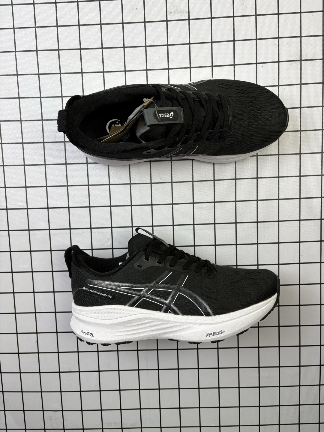 💰120
ASICS亚瑟士顶级稳定支撑运动跑鞋 厚底增高缓震老爹鞋ASICS Gel-Kayano 32 休闲运动鞋透气休闲鞋减震轻质跑步鞋GEL-KAYANO 32 是 ASICS 推出的一款旗舰款跑鞋,旨在通过优化中底设计和升级鞋面结构,显著提升穿着舒适度与支撑性能,让跑者享受流畅自如的奔跑体验。GEL-KAYANO 32延续了该系列产品标志性的自适应稳定系统和卓越的舒适脚感。其主要技术特点包括:4D引导系统:通过广泛的研究和测试开发,能够配合跑者身体运动幅度,有效引导足部形成更高效率的步态循环,即使在复杂路况下也能提供强大的舒适度和稳定性。升级版FF BLAST PLUS缓震材料:兼具轻量性与高能反馈,提供柔软触感的同时确保充沛的回弹动能。PureGEL缓震胶:提供优异的减震效果,确保步态转换流畅自然。工程网眼鞋面与加固处理的鞋舌结构:自适应不同跑者的足弓曲线形态,增强内侧中足部位的支撑性。HYBRID ASICSGRIP大底:提供卓越的抓地力与关键区域的耐磨性。
货号: 1011C052
尺码:36-45
编码688