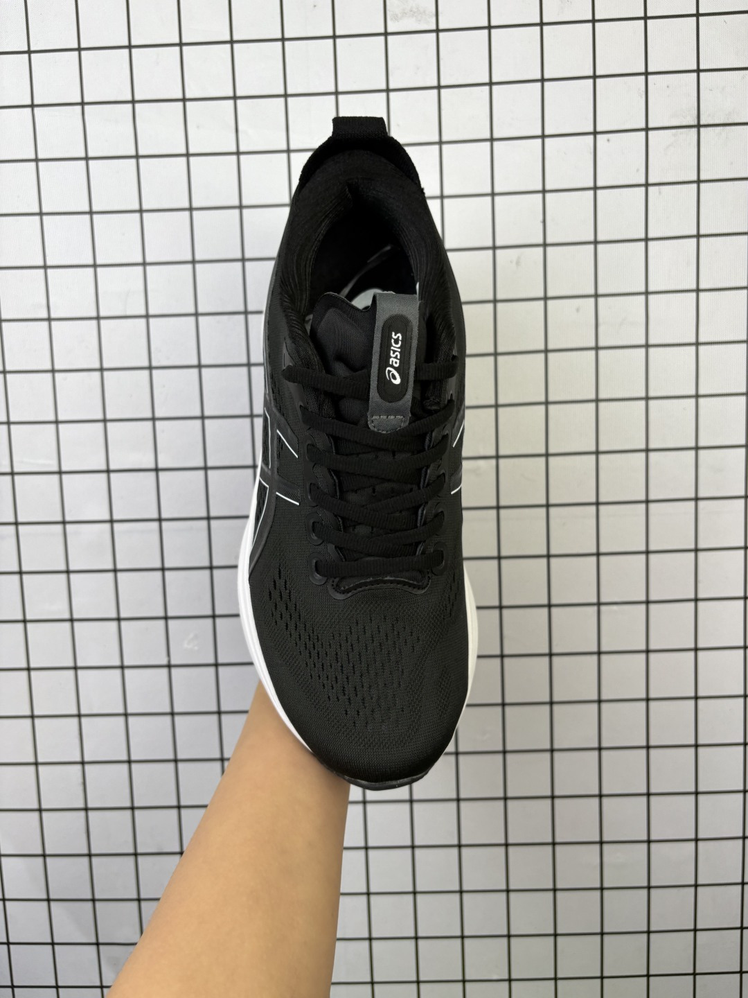 💰120
ASICS亚瑟士顶级稳定支撑运动跑鞋 厚底增高缓震老爹鞋ASICS Gel-Kayano 32 休闲运动鞋透气休闲鞋减震轻质跑步鞋GEL-KAYANO 32 是 ASICS 推出的一款旗舰款跑鞋,旨在通过优化中底设计和升级鞋面结构,显著提升穿着舒适度与支撑性能,让跑者享受流畅自如的奔跑体验。GEL-KAYANO 32延续了该系列产品标志性的自适应稳定系统和卓越的舒适脚感。其主要技术特点包括:4D引导系统:通过广泛的研究和测试开发,能够配合跑者身体运动幅度,有效引导足部形成更高效率的步态循环,即使在复杂路况下也能提供强大的舒适度和稳定性。升级版FF BLAST PLUS缓震材料:兼具轻量性与高能反馈,提供柔软触感的同时确保充沛的回弹动能。PureGEL缓震胶:提供优异的减震效果,确保步态转换流畅自然。工程网眼鞋面与加固处理的鞋舌结构:自适应不同跑者的足弓曲线形态,增强内侧中足部位的支撑性。HYBRID ASICSGRIP大底:提供卓越的抓地力与关键区域的耐磨性。
货号: 1011C052
尺码:36-45
编码688