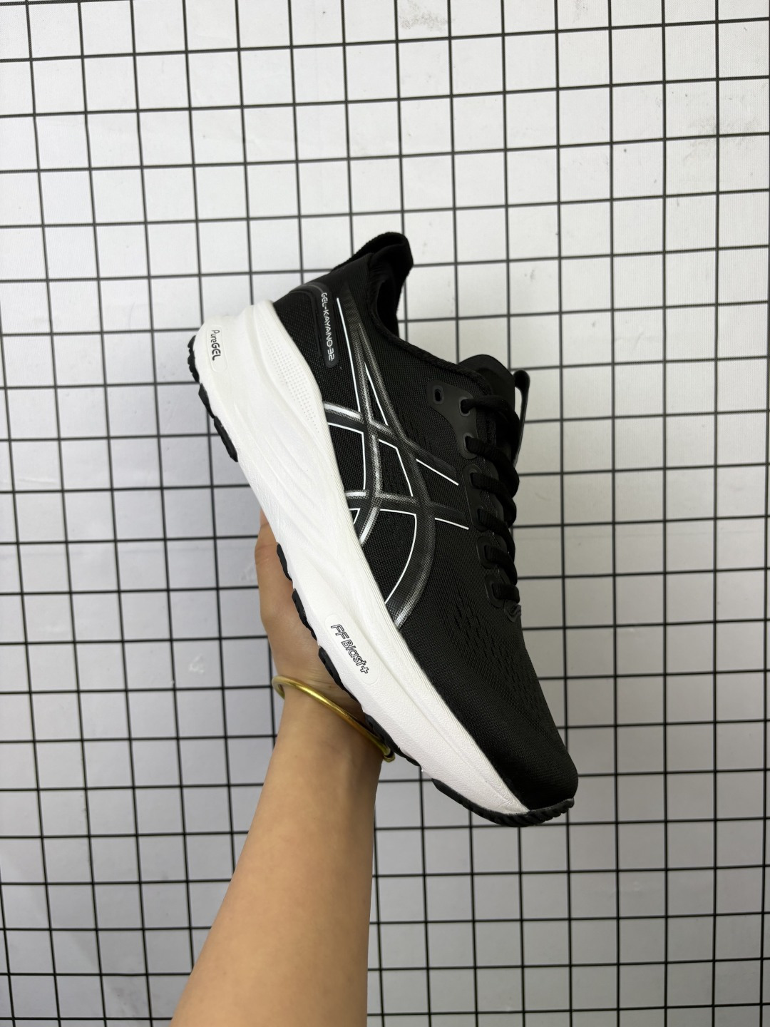 🈴💰120
ASICS亚瑟士顶级稳定支撑运动跑鞋 厚底增高缓震老爹鞋ASICS Gel-Kayano 32 休闲运动鞋透气休闲鞋减震轻质跑步鞋GEL-KAYANO 32 是 ASICS 推出的一款旗舰款跑鞋,旨在通过优化中底设计和升级鞋面结构,显著提升穿着舒适度与支撑性能,让跑者享受流畅自如的奔跑体验。GEL-KAYANO 32延续了该系列产品标志性的自适应稳定系统和卓越的舒适脚感。其主要技术特点包括:4D引导系统:通过广泛的研究和测试开发,能够配合跑者身体运动幅度,有效引导足部形成更高效率的步态循环,即使在复杂路况下也能提供强大的舒适度和稳定性。升级版FF BLAST PLUS缓震材料:兼具轻量性与高能反馈,提供柔软触感的同时确保充沛的回弹动能。PureGEL缓震胶:提供优异的减震效果,确保步态转换流畅自然。工程网眼鞋面与加固处理的鞋舌结构:自适应不同跑者的足弓曲线形态,增强内侧中足部位的支撑性。HYBRID ASICSGRIP大底:提供卓越的抓地力与关键区域的耐磨性。
货号: 1011C052
尺码:36-45
编码688