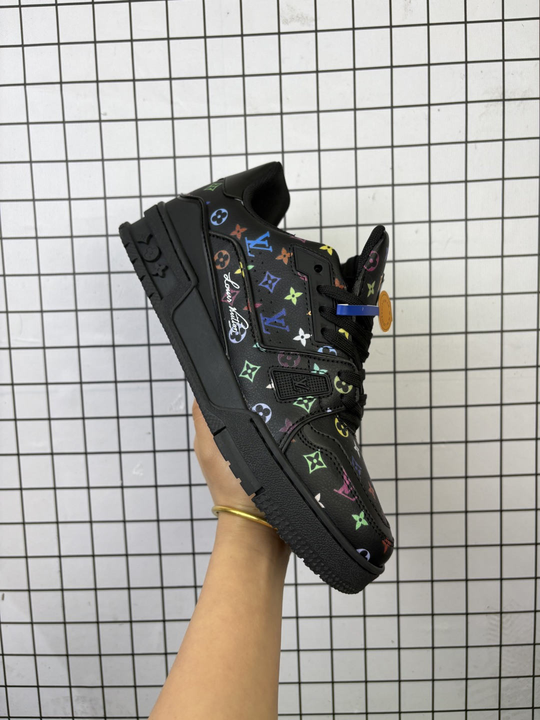 💰120
LV Skate Sneaker 路易威登 2025年新款运动板鞋 蛇年限定 春夏秀场初次亮相，此次以粒面牛皮革焕新呈现。加垫鞋领和鞋舌援引滑板鞋设计，科技鞋带和橡胶外底完善整体。粒面牛皮革网面拼接鞋面，橡胶外底，鞋舌和鞋底 后部饰有 LV 标识。

尺码：35-46
编码758