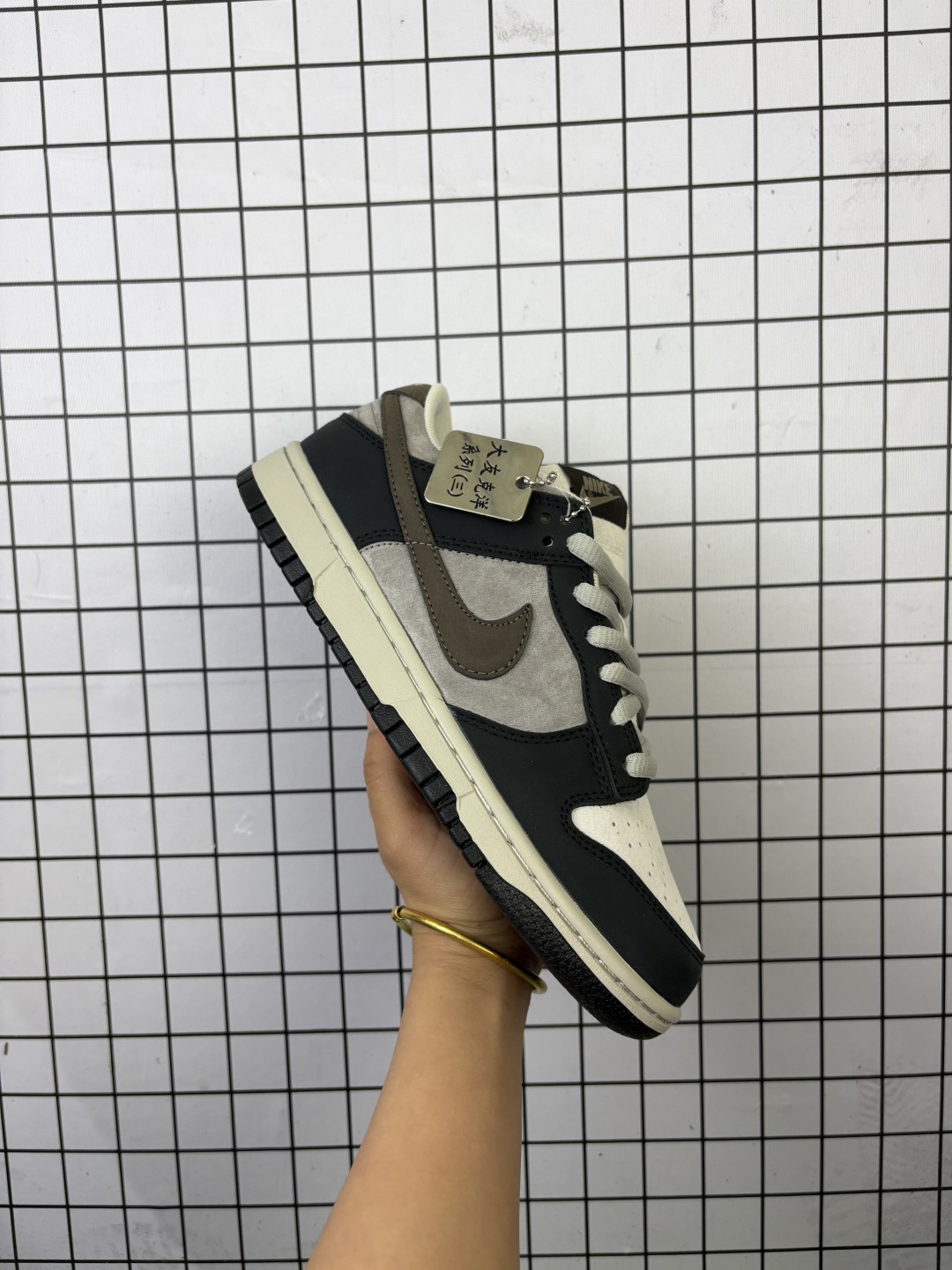 💰160 耐克大友克洋联名Otomo Katsuhiro x Nk SB Dunk Low "Steamboy OST" 著名漫画大师-大友克洋低帮运动休闲板鞋 阿根廷冠军，蒸汽少年摩卡板鞋，配色以主人公雷为基调浓重的怀旧味道 鞋身整体采用麂皮材质打造以摩卡为主色调。鞋身的框架以及Swoosh处拼接而成。鞋带、鞋身整体视觉效果十分亮眼，鞋底采用白色中底搭配同色外底呈现，为整个设计收尾 。 货号：LF0039-020 码数：36 36.5 37.5 38 38.5 39 40 40.5 41 42 42.5 43 44 45 46 编码719