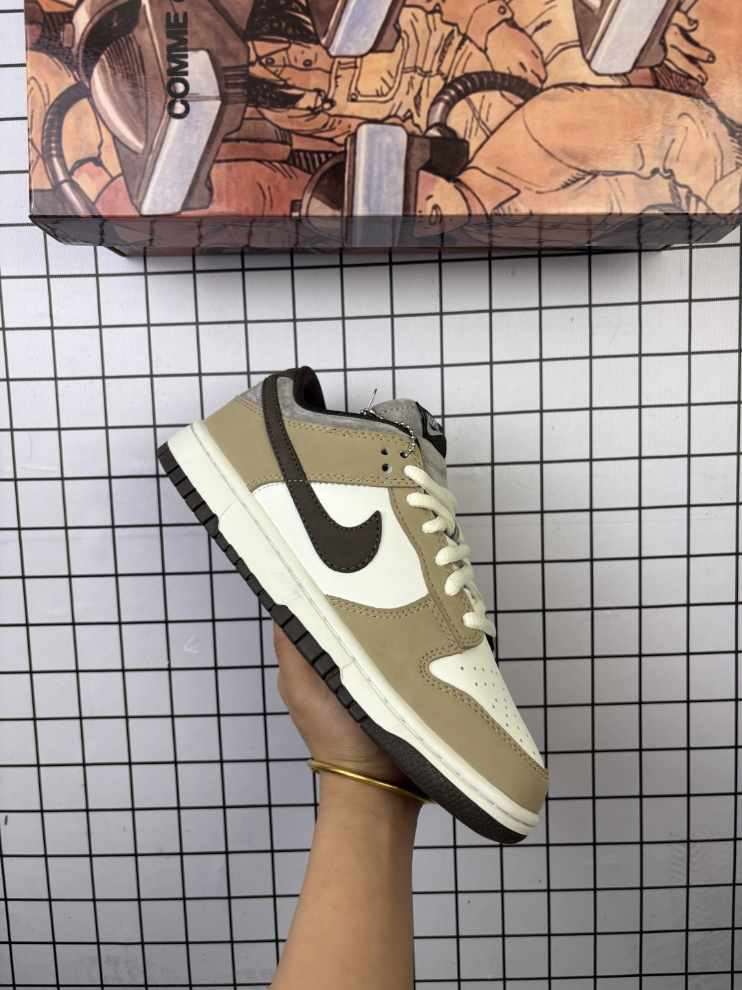 🈴💰160 耐克大友克洋联名Otomo Katsuhiro x Nk SB Dunk Low "Steamboy OST" 著名漫画大师-大友克洋低帮运动休闲板鞋 阿根廷冠军，蒸汽少年摩卡板鞋，配色以主人公雷为基调浓重的怀旧味道 鞋身整体采用麂皮材质打造以摩卡为主色调。鞋身的框架以及Swoosh处拼接而成。鞋带、鞋身整体视觉效果十分亮眼，鞋底采用白色中底搭配同色外底呈现，为整个设计收尾 。 货号：LF0039-020 码数：36 36.5 37.5 38 38.5 39 40 40.5 41 42 42.5 43 44 45 46 编码719