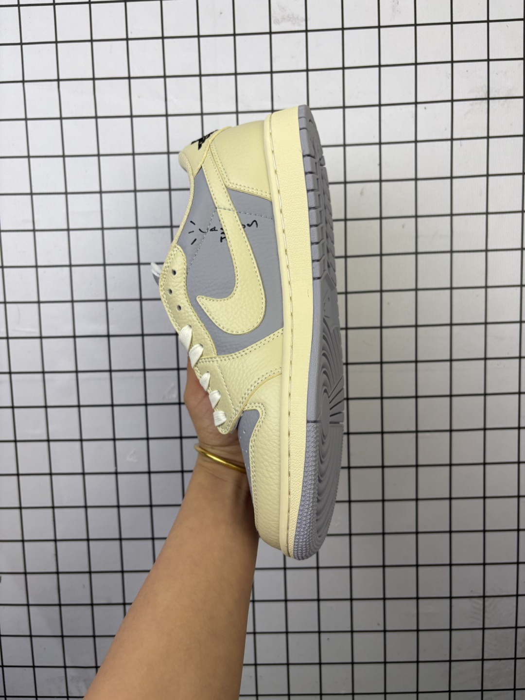 💰160
【公司级 真标】耐克/Nike Air Jordan 1 Low OG SP"Military Blue"AJ1乔1倒勾 2025年新款 低帮篮球鞋 AJ1 乔丹1代 aj1 乔1 反向脚趾复古运动鞋。潮鞋推荐好看不贵 我家鞋子质量超好 爆款 乔丹代经典低帮化文百搭休闲动运篮球鞋“TS藤浩原联名闪电倒钩”采用软纳质帕头层皮革面鞋材质,中注底胶孔及缜密中拉底帮工艺,内置垫气及耐磨橡胶大底。亮点之处在于鞋侧的倒置 Swoosh。错版灵感来源于洛杉矶球鞋店铺收到一双特别的错版勾子倒过来,研发出反向勾的设计。
货号:DM7866
码数:36-46
编码: 757