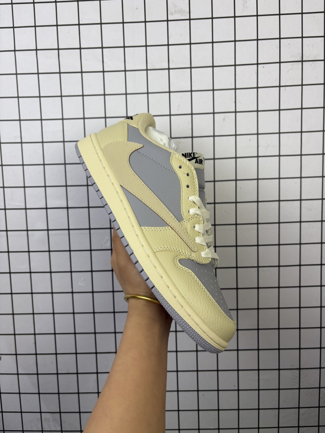 💰160
【公司级 真标】耐克/Nike Air Jordan 1 Low OG SP"Military Blue"AJ1乔1倒勾 2025年新款 低帮篮球鞋 AJ1 乔丹1代 aj1 乔1 反向脚趾复古运动鞋。潮鞋推荐好看不贵 我家鞋子质量超好 爆款 乔丹代经典低帮化文百搭休闲动运篮球鞋“TS藤浩原联名闪电倒钩”采用软纳质帕头层皮革面鞋材质,中注底胶孔及缜密中拉底帮工艺,内置垫气及耐磨橡胶大底。亮点之处在于鞋侧的倒置 Swoosh。错版灵感来源于洛杉矶球鞋店铺收到一双特别的错版勾子倒过来,研发出反向勾的设计。
货号:DM7866
码数:36-46
编码: 757