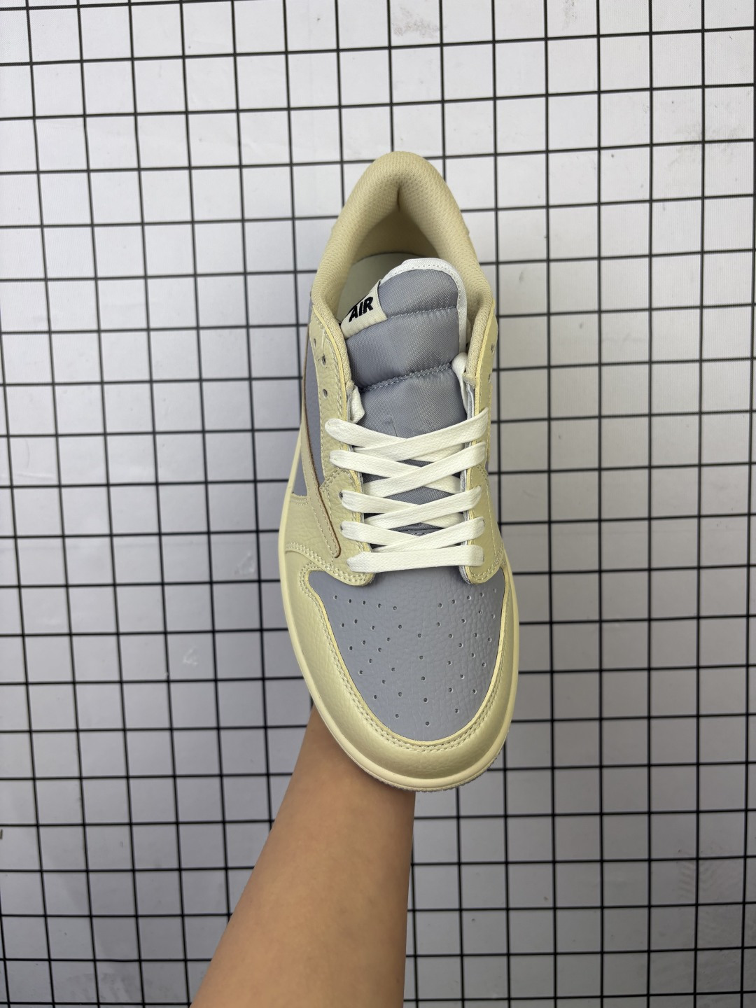 💰160
【公司级 真标】耐克/Nike Air Jordan 1 Low OG SP"Military Blue"AJ1乔1倒勾 2025年新款 低帮篮球鞋 AJ1 乔丹1代 aj1 乔1 反向脚趾复古运动鞋。潮鞋推荐好看不贵 我家鞋子质量超好 爆款 乔丹代经典低帮化文百搭休闲动运篮球鞋“TS藤浩原联名闪电倒钩”采用软纳质帕头层皮革面鞋材质,中注底胶孔及缜密中拉底帮工艺,内置垫气及耐磨橡胶大底。亮点之处在于鞋侧的倒置 Swoosh。错版灵感来源于洛杉矶球鞋店铺收到一双特别的错版勾子倒过来,研发出反向勾的设计。
货号:DM7866
码数:36-46
编码: 757