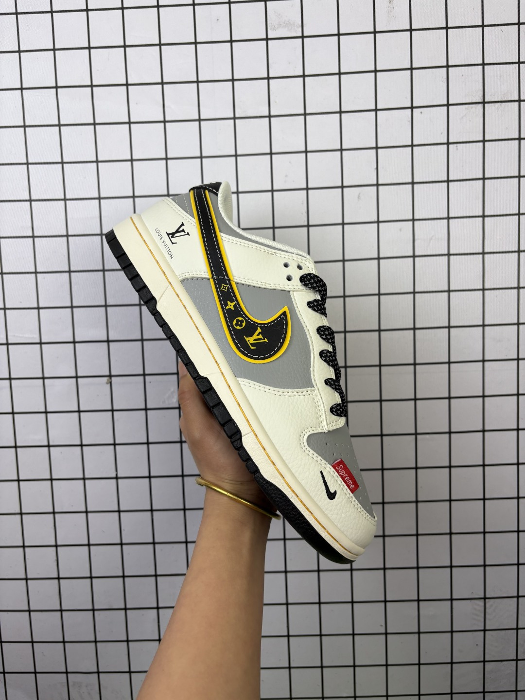 🈴💰220
【公司级】耐克 Nike Sb Dunk Low Pro 男女同款运动鞋复古板鞋,尽情迈步,彰显个性风采。采用柔软皮革鞋面,经久耐穿,塑就如元年款 Dunk 般的复古质感。鞋头透气孔,搭配鞋口和鞋舌形状,忠实沿袭元年款经典外观。全掌型橡胶外底,造就非凡抓地力。Dunk 起初专为篮球运动打造,于 80 年代末成为滑板界新宠,现已跃升成为街头时尚标杆。加垫低帮鞋口结合耐穿外底,助你自信舞动。
货号:ZY1618
码数:36 36.5 37.5 38 38.5 39 40 40.5 41 42 42.5 43 44 45
编码:LKTL1022