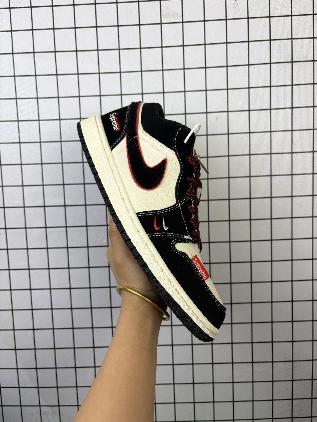 公司级✅Suoreme x Air Jordan 1 Low 米黑红小双勾 此款主张打破传统的工业化流水线设计限制,以Made by ideas的超级创意为理念,集结众多潮流设计师,结合时下最ing潮流风尚,为潮流爱好者打造彰品自我的专属潮品.同时尊重每个年轻人对于潮流的理解与选择,主张“让每个年轻人塑造自己的潮流”. 货号: QJ2025-002 编码元