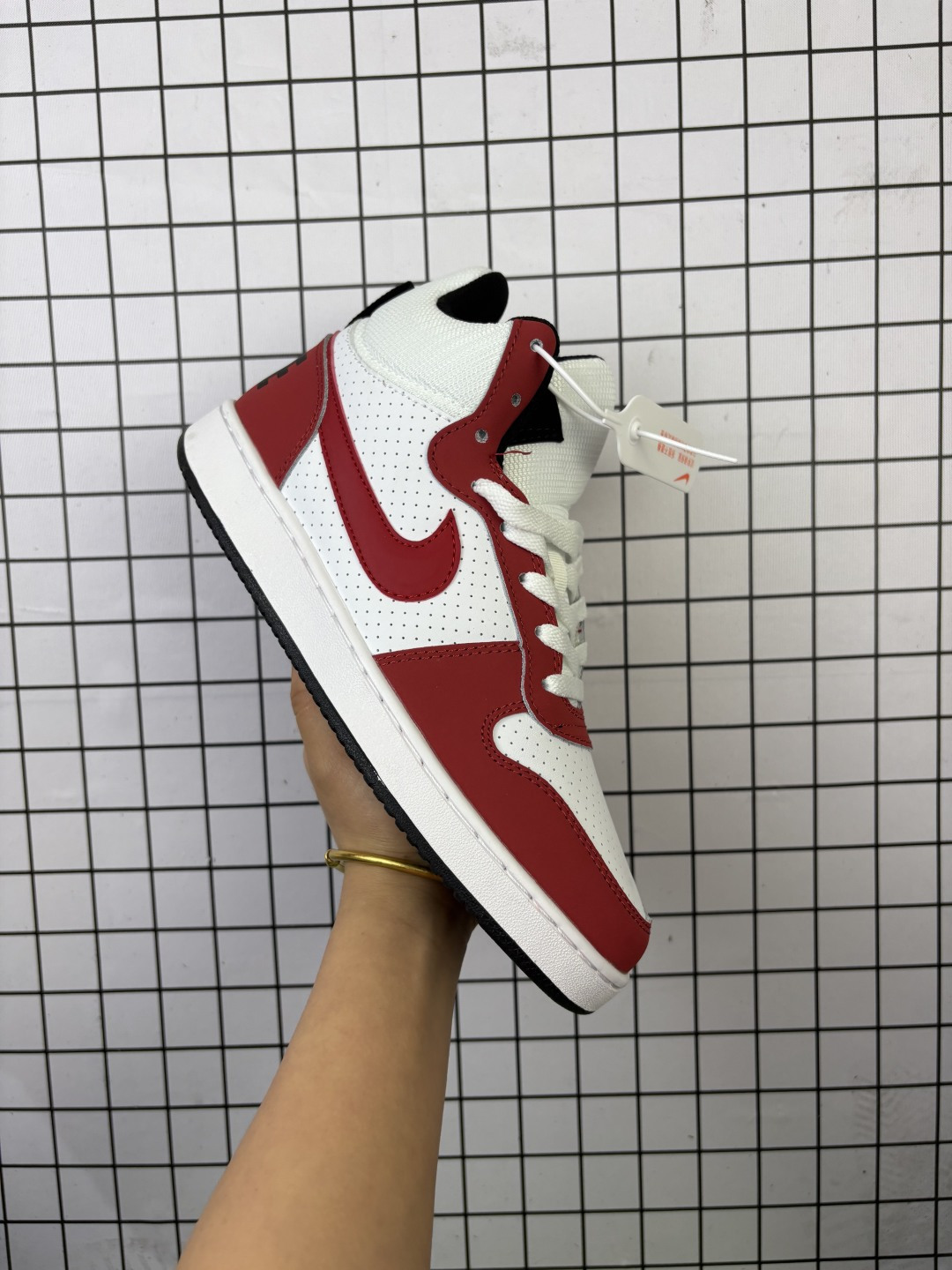 💰120 公司级✅耐克 NIKE COURT BOROUGH MID 中帮百搭透气休闲运动板鞋 经典耐用的设计 兼顾舒适脚感和出众风范 演绎匠心之作 结构性的支撑贴合感结合复古篮球设计 塑就场外全明星风范 货号:FB7177-141 Size:36 36.5 37.5 38 38.5 39 40 40.5 41 42 42.5 43 44 45 编码新Y