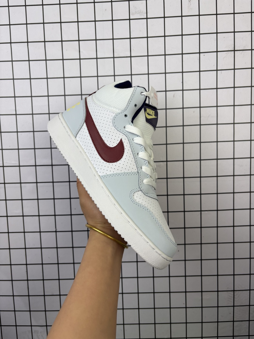 💰120 公司级✅耐克 NIKE COURT BOROUGH MID 中帮百搭透气休闲运动板鞋 经典耐用的设计 兼顾舒适脚感和出众风范 演绎匠心之作 结构性的支撑贴合感结合复古篮球设计 塑就场外全明星风范 货号:FB7177-141 Size:36 36.5 37.5 38 38.5 39 40 40.5 41 42 编码新Y