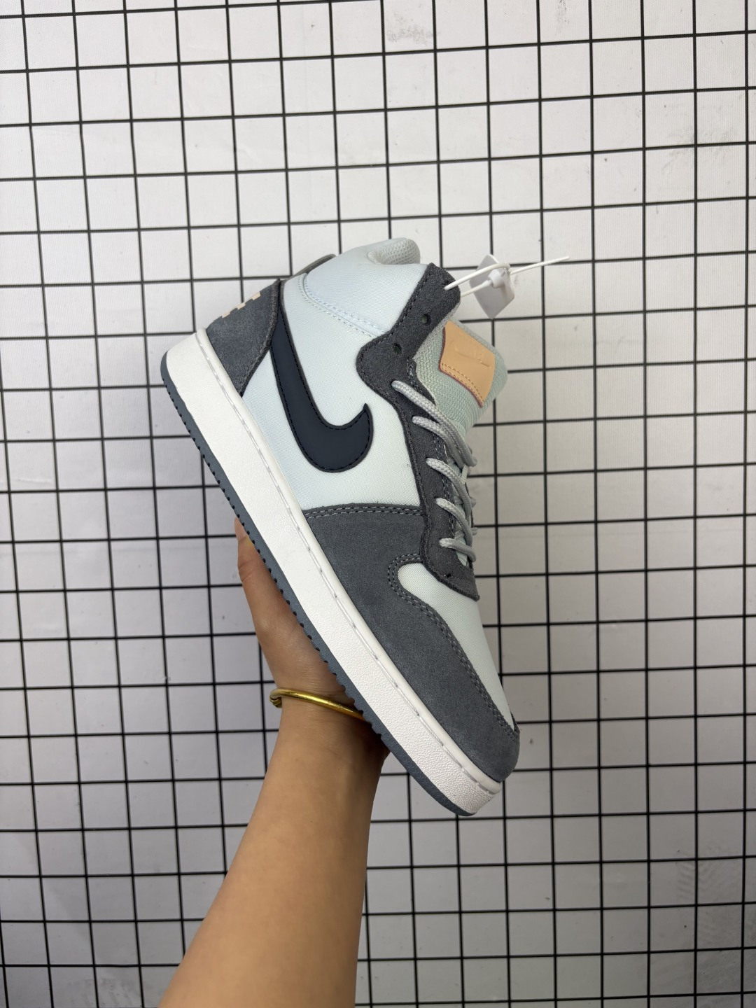 💰120 公司级✅耐克 NIKE COURT BOROUGH MID 中帮百搭透气休闲运动板鞋 经典耐用的设计 兼顾舒适脚感和出众风范 演绎匠心之作 结构性的支撑贴合感结合复古篮球设计 塑就场外全明星风范 货号:FB7177-141 Size:36 36.5 37.5 38 38.5 39 40 40.5 41 42 编码新Y