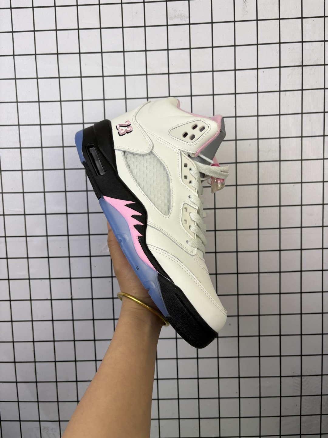 💰150 Air Jordan 5 Retro "Fire Red Black Tongue" 高帮 火花白红 AJ5 乔丹5代 aj5 乔5 高邦 白黑红 乔丹篮球鞋系列 鞋面整体采用了皮革面料打造，配色方面以白色示人，整体颜值还是非常不错的！鞋身侧面的透气网格使用白色呈现，中底部分的锯齿元素则采用黑色点缀，鞋舌部分标志性的3M反光设计改为黑色织物呈现，并且带有红色Jumpman Logo点缀，此外后跟部分带有"23"字样刺绣，表面鞋款身份。中底可视Maxx Sole气垫，后跟元年Nike Swoosh Logo及Air采用黑色刺绣点缀，与鞋舌相呼应。鞋底使用红色中底搭配冰蓝透明水晶大底呈现，水晶大底下印有黑色Jumpxman Logo，为整个设计收尾。 货号：HQ7978-101（2025版） 编码新Y 36-47