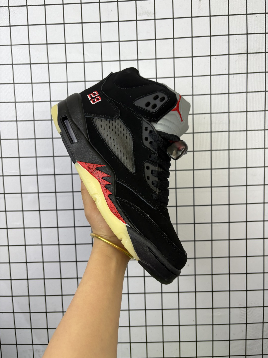 💰150 Air Jordan 5 Retro "Fire Red Black Tongue" 高帮 火花白红 AJ5 乔丹5代 aj5 乔5 高邦 白黑红 乔丹篮球鞋系列 鞋面整体采用了皮革面料打造，配色方面以白色示人，整体颜值还是非常不错的！鞋身侧面的透气网格使用白色呈现，中底部分的锯齿元素则采用黑色点缀，鞋舌部分标志性的3M反光设计改为黑色织物呈现，并且带有红色Jumpman Logo点缀，此外后跟部分带有"23"字样刺绣，表面鞋款身份。中底可视Maxx Sole气垫，后跟元年Nike Swoosh Logo及Air采用黑色刺绣点缀，与鞋舌相呼应。鞋底使用红色中底搭配冰蓝透明水晶大底呈现，水晶大底下印有黑色Jumpxman Logo，为整个设计收尾。 货号：HQ7978-101（2025版） 编码新Y 40-47