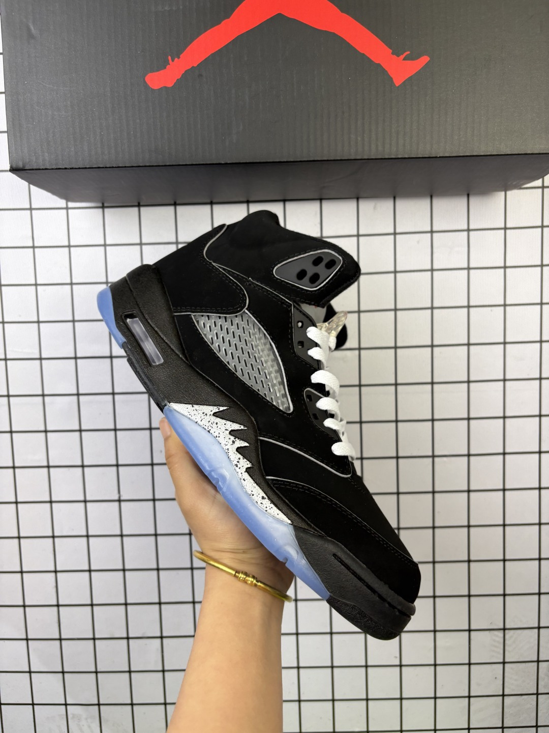 🈴💰150 Air Jordan 5 Retro "Fire Red Black Tongue" 高帮 火花白红 AJ5 乔丹5代 aj5 乔5 高邦 白黑红 乔丹篮球鞋系列 鞋面整体采用了皮革面料打造，配色方面以白色示人，整体颜值还是非常不错的！鞋身侧面的透气网格使用白色呈现，中底部分的锯齿元素则采用黑色点缀，鞋舌部分标志性的3M反光设计改为黑色织物呈现，并且带有红色Jumpman Logo点缀，此外后跟部分带有"23"字样刺绣，表面鞋款身份。中底可视Maxx Sole气垫，后跟元年Nike Swoosh Logo及Air采用黑色刺绣点缀，与鞋舌相呼应。鞋底使用红色中底搭配冰蓝透明水晶大底呈现，水晶大底下印有黑色Jumpxman Logo，为整个设计收尾。 货号：HQ7978-101（2025版） 编码新Y 40-47