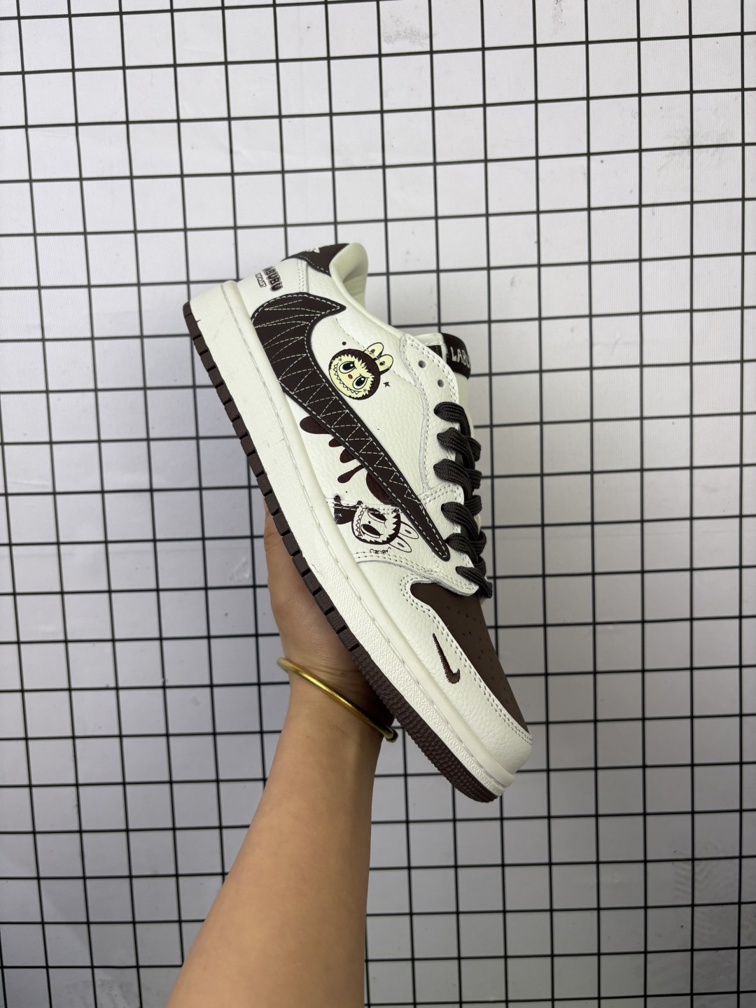 💰110
耐克/Nike Air Jordan 1 Low OG SP"Military Blue"AJ1乔1倒勾 2025年新款 低帮篮球鞋 AJ1 乔丹1代 aj1 乔1 反向脚趾复古运动鞋。潮鞋推荐好看不贵 我家鞋子质量超好 爆款 乔丹代经典低帮化文百搭休闲动运篮球鞋“TS藤浩原联名闪电倒钩”采用软纳质帕头层皮革面鞋材质,中注底胶孔及缜密中拉底帮工艺,内置垫气及耐磨橡胶大底。亮点之处在于鞋侧的倒置 Swoosh。错版灵感来源于洛杉矶球鞋店铺收到一双特别的错版勾子倒过来,研发出反向勾的设计。
货号:DZ5899
码数:36-45
编码: 给L