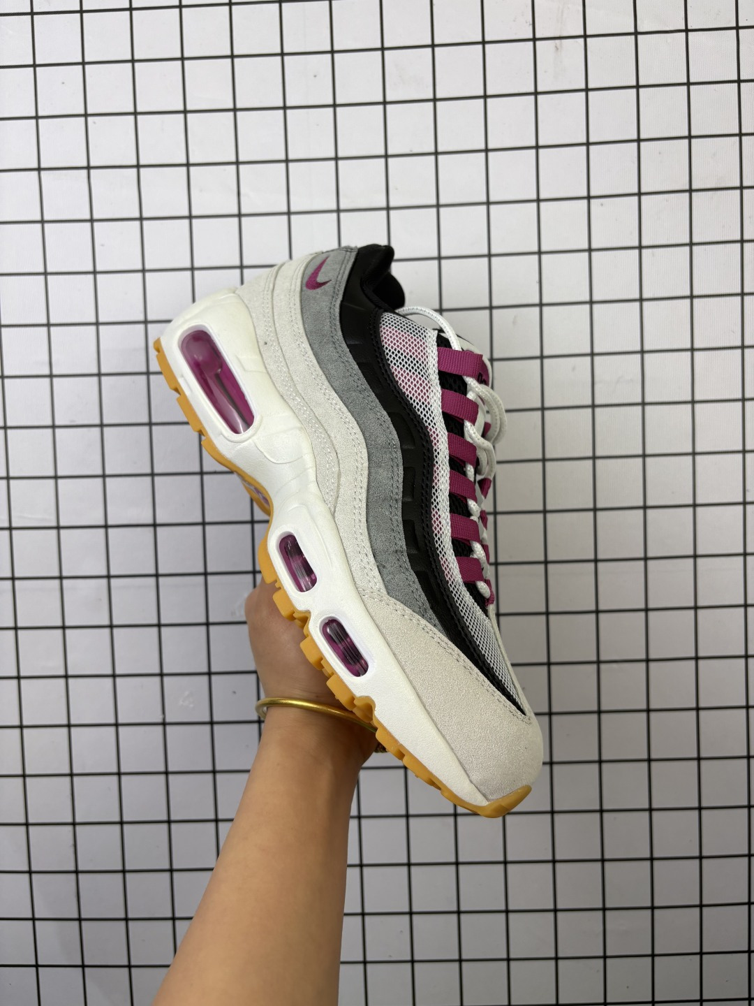 Nike Air Max 95 OG 复古元年全掌气垫 EVA 中底,塑就轻盈缓震性能采用令元年款声名鹊起的舒适缓震系统,结合搭载皮革与合成革覆面的透气鞋面 货号:HF7545 100 编码元