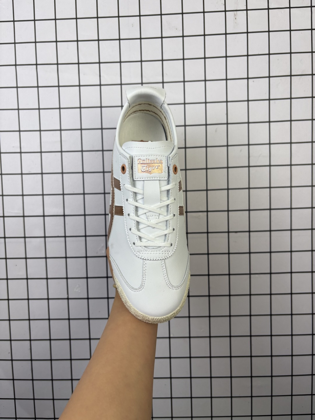 💰120
Asics/亚瑟士 💯男女鞋 配足弓鞋垫 日产经典老牌-鬼塚虎/Onitsuka Tiger Mexico 66®经典墨西哥系列复古经典百搭板鞋休闲运动鞋慢跑鞋。采用柔软皮革拼接鞋面,超国标含胶率耐磨耐弯折RB大底。产品从款式颜色造型上体现出追求舒适和细节的完美。鞋类更是推崇手工制作的严谨,融舒适性与可穿性的设计风格。注重细节的完美和别致魅力,既保持稳重,又不失轻松的时尚感。
尺码: 36-45含半码
编码: 771