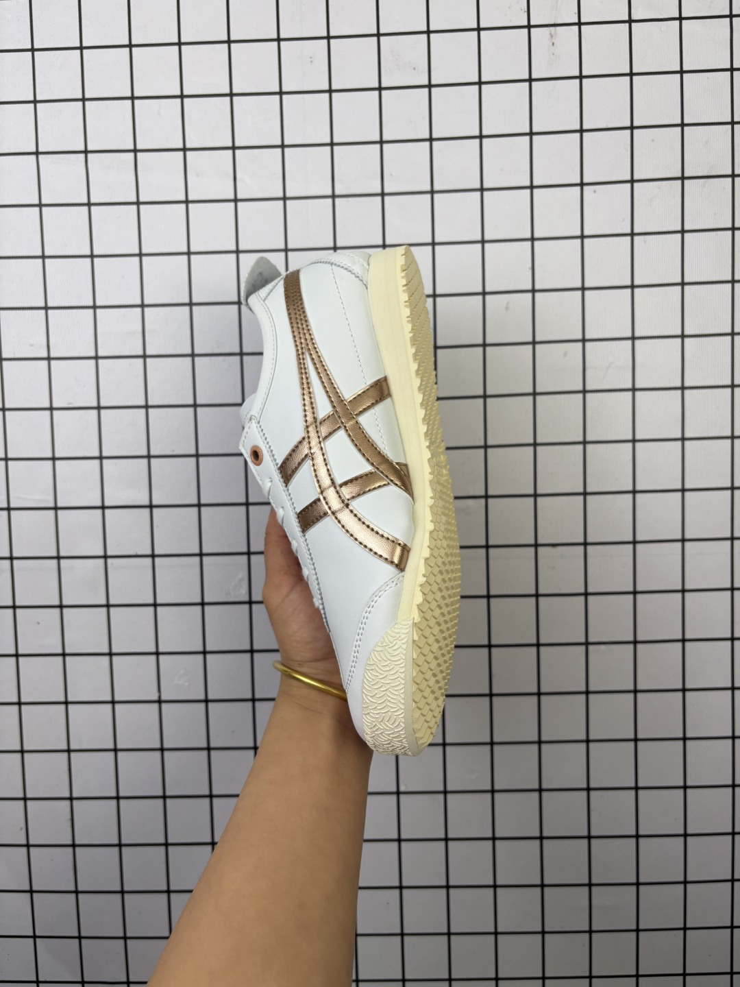 💰120
Asics/亚瑟士 💯男女鞋 配足弓鞋垫 日产经典老牌-鬼塚虎/Onitsuka Tiger Mexico 66®经典墨西哥系列复古经典百搭板鞋休闲运动鞋慢跑鞋。采用柔软皮革拼接鞋面,超国标含胶率耐磨耐弯折RB大底。产品从款式颜色造型上体现出追求舒适和细节的完美。鞋类更是推崇手工制作的严谨,融舒适性与可穿性的设计风格。注重细节的完美和别致魅力,既保持稳重,又不失轻松的时尚感。
尺码: 36-45含半码
编码: 771
