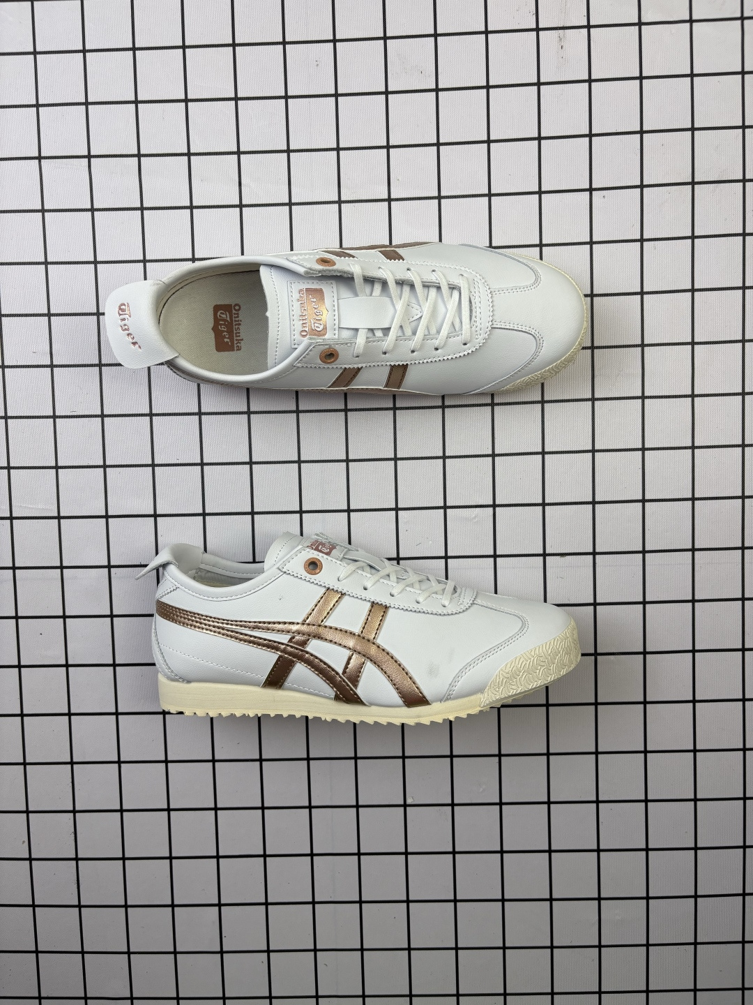 💰120
Asics/亚瑟士 💯男女鞋 配足弓鞋垫 日产经典老牌-鬼塚虎/Onitsuka Tiger Mexico 66®经典墨西哥系列复古经典百搭板鞋休闲运动鞋慢跑鞋。采用柔软皮革拼接鞋面,超国标含胶率耐磨耐弯折RB大底。产品从款式颜色造型上体现出追求舒适和细节的完美。鞋类更是推崇手工制作的严谨,融舒适性与可穿性的设计风格。注重细节的完美和别致魅力,既保持稳重,又不失轻松的时尚感。
尺码: 36-45含半码
编码: 771
