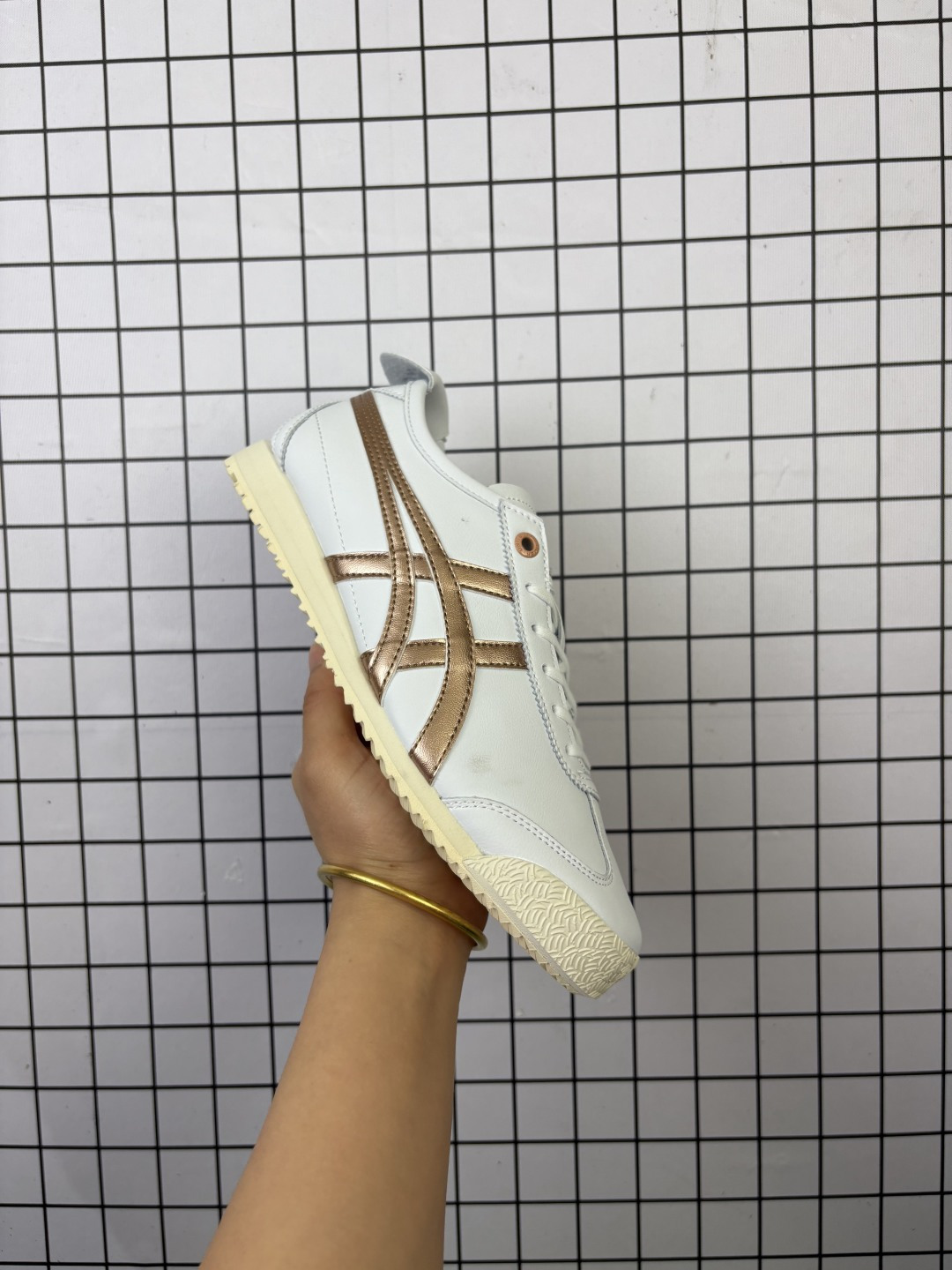 💰120
Asics/亚瑟士 💯男女鞋 配足弓鞋垫 日产经典老牌-鬼塚虎/Onitsuka Tiger Mexico 66®经典墨西哥系列复古经典百搭板鞋休闲运动鞋慢跑鞋。采用柔软皮革拼接鞋面，超国标含胶率耐磨耐弯折RB大底。产品从款式颜色造型上体现出追求舒适和细节的完美。鞋类更是推崇手工制作的严谨，融舒适性与可穿性的设计风格。注重细节的完美和别致魅力，既保持稳重，又不失轻松的时尚感。

尺码:  36-45含半码
编码:  771