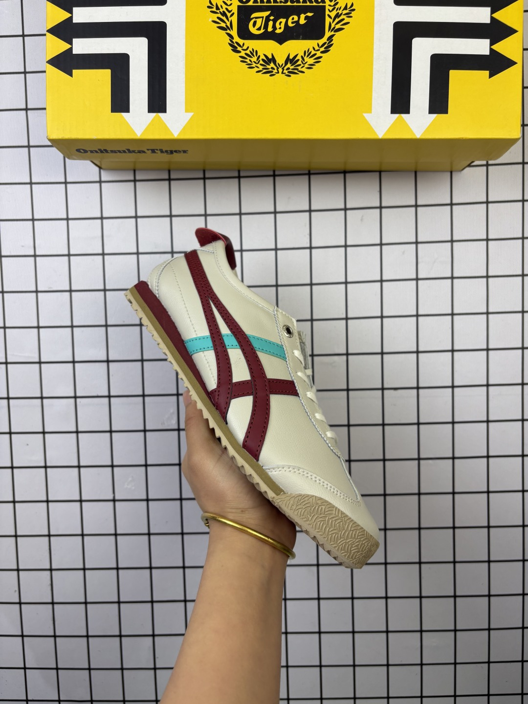 🈴💰120
Asics/亚瑟士 💯男女鞋 配足弓鞋垫 日产经典老牌-鬼塚虎/Onitsuka Tiger Mexico 66®经典墨西哥系列复古经典百搭板鞋休闲运动鞋慢跑鞋。采用柔软皮革拼接鞋面,超国标含胶率耐磨耐弯折RB大底。产品从款式颜色造型上体现出追求舒适和细节的完美。鞋类更是推崇手工制作的严谨,融舒适性与可穿性的设计风格。注重细节的完美和别致魅力,既保持稳重,又不失轻松的时尚感。
尺码: 36-45含半码
编码: 771