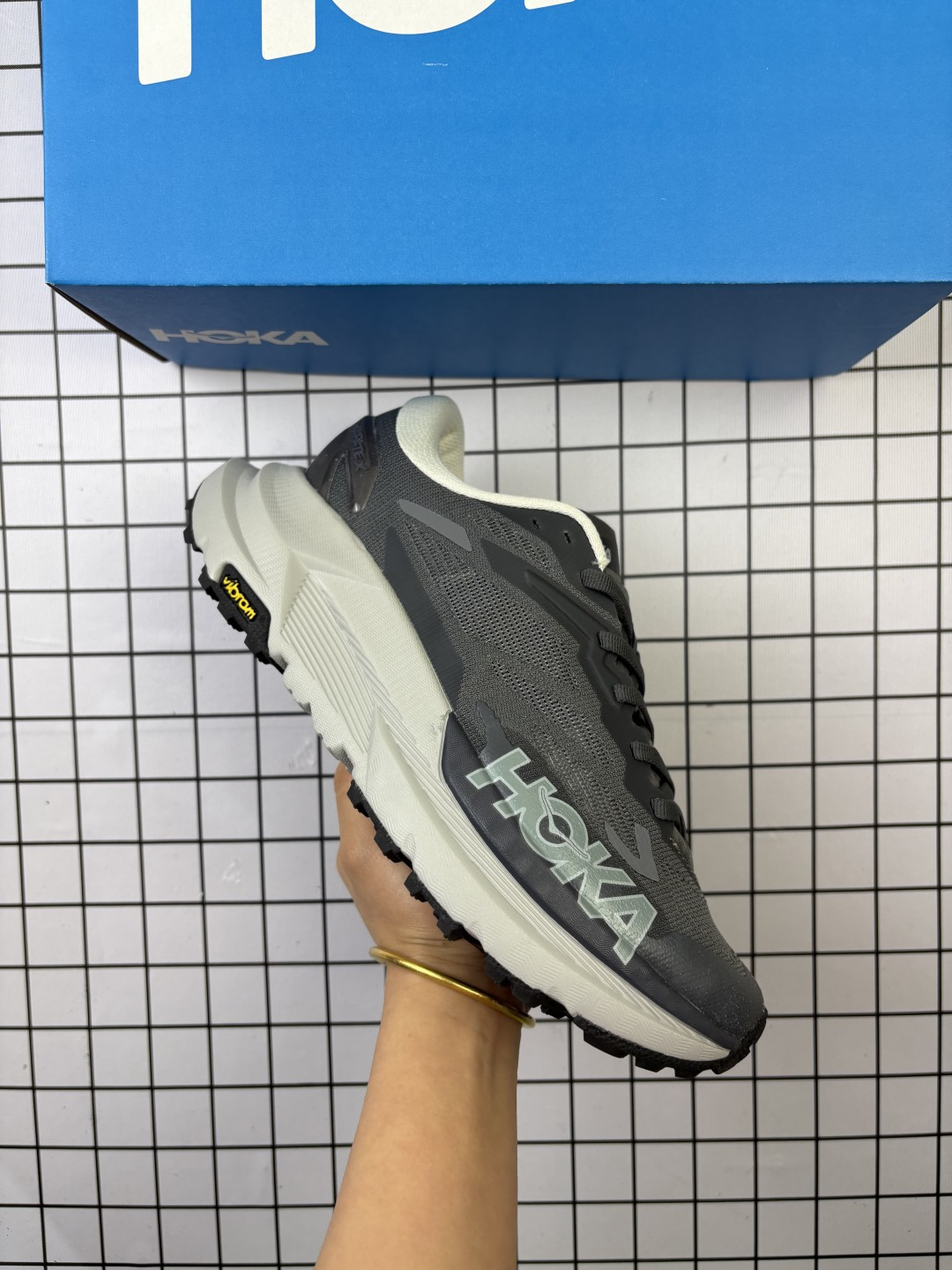 公司级✅HOKA ONE ONE M MAFATE X 时尚舒适 织物减震防滑支撑低帮 越野跑步鞋 MAFATE X采用经典的双层中底设计,下层高弹超临界泡棉框架内嵌上层偏前掌PEBA泡棉,柔软舒适的中底不仅能提供精准缓震回弹与稳定支撑,还能提供强大的能量反馈. MAFATE X采用经典的Vibram® Megagrip黄金大底,并结合3.5毫米耳齿,提全地形精准抓地力;在大底纹理的包裹之下,MAFATE X 以独特“披萨边”外观,巧妙平衡专业性能与趣味性,让跑者在多变复杂的路况中,能轻松驾驭. 货号:1161990 编码698